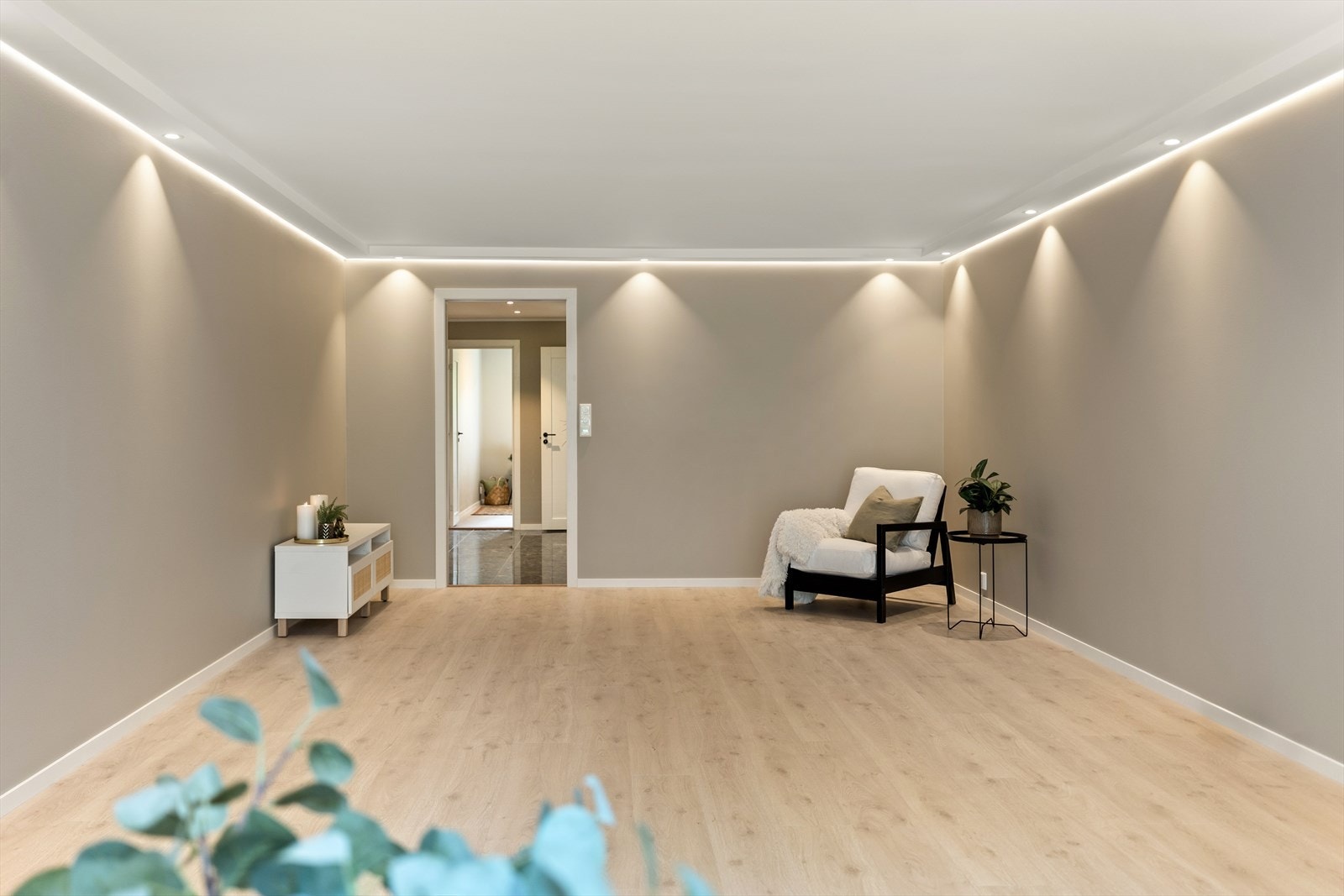 Her er det plass til en stor sofagruppe, tv-møblement og spisegruppe. Galleribilde