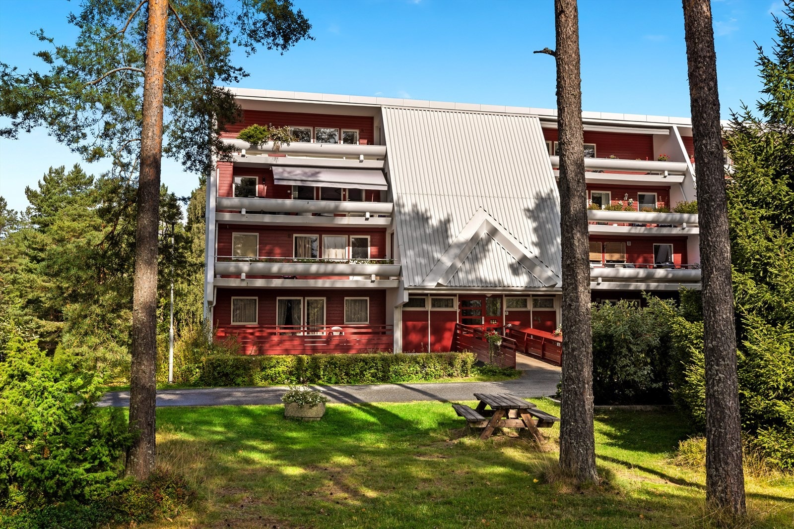 Området er rolig og meget barnevennlig. Sameiet har store og åpne fellesarealer med opparbeidede lekeplasser, sittegrupper mv. Galleribilde