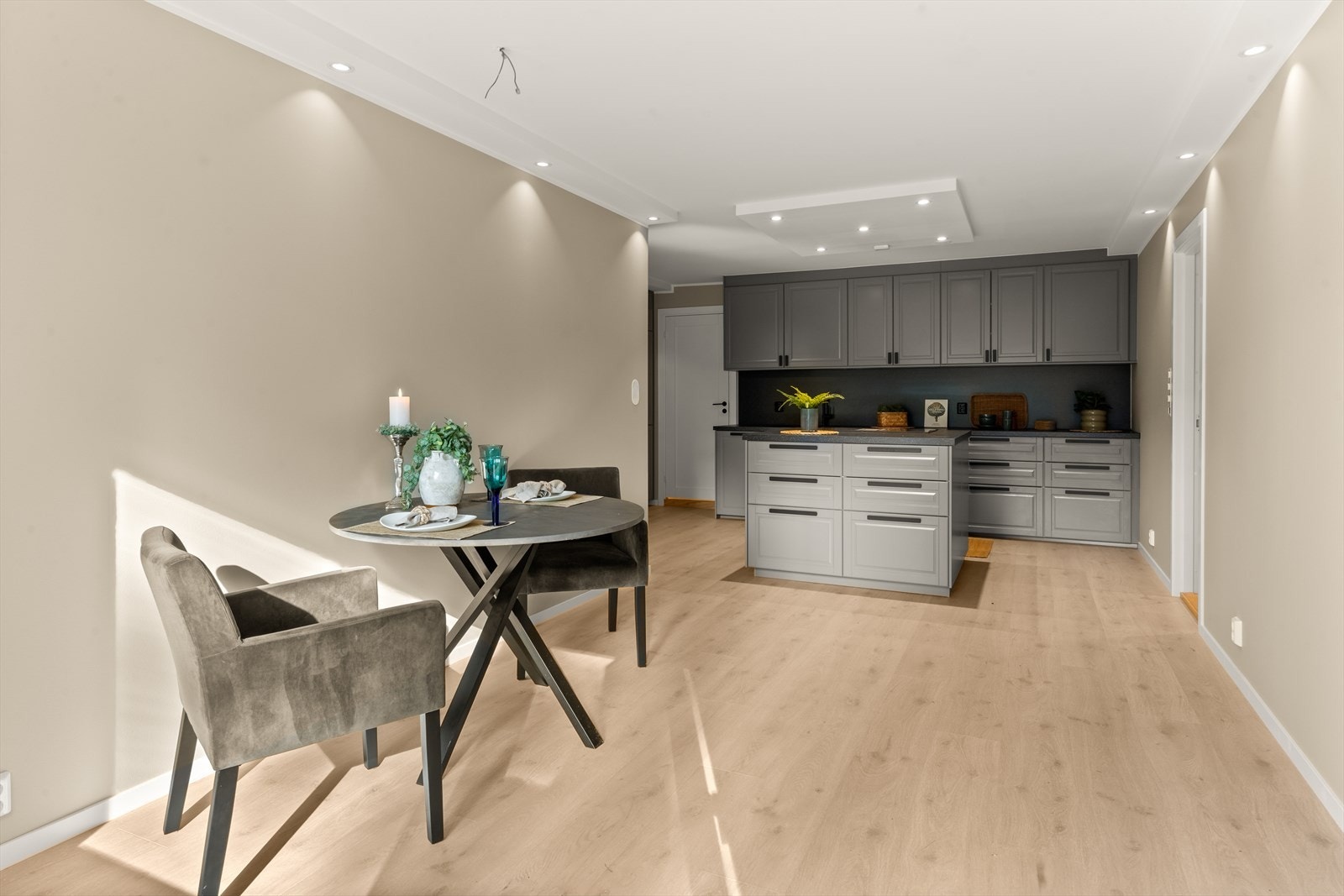 Kjøkkenet har en tilbaketrukket plassering med god plass til et stort spisebord for å samle familie og venner. Galleribilde