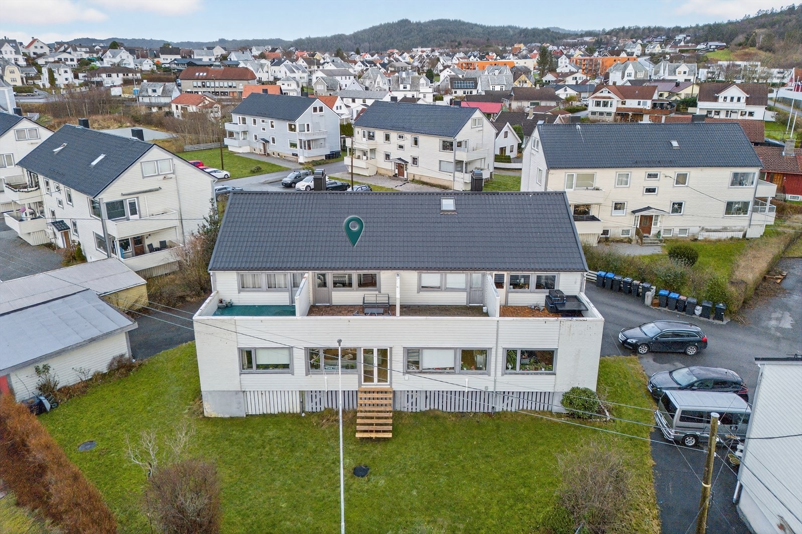 Et stilfullt og moderne rekkehus som kombinerer praktiske løsninger med gjennomførte materialvalg og en lun, harmonisk atmosfære Galleribilde