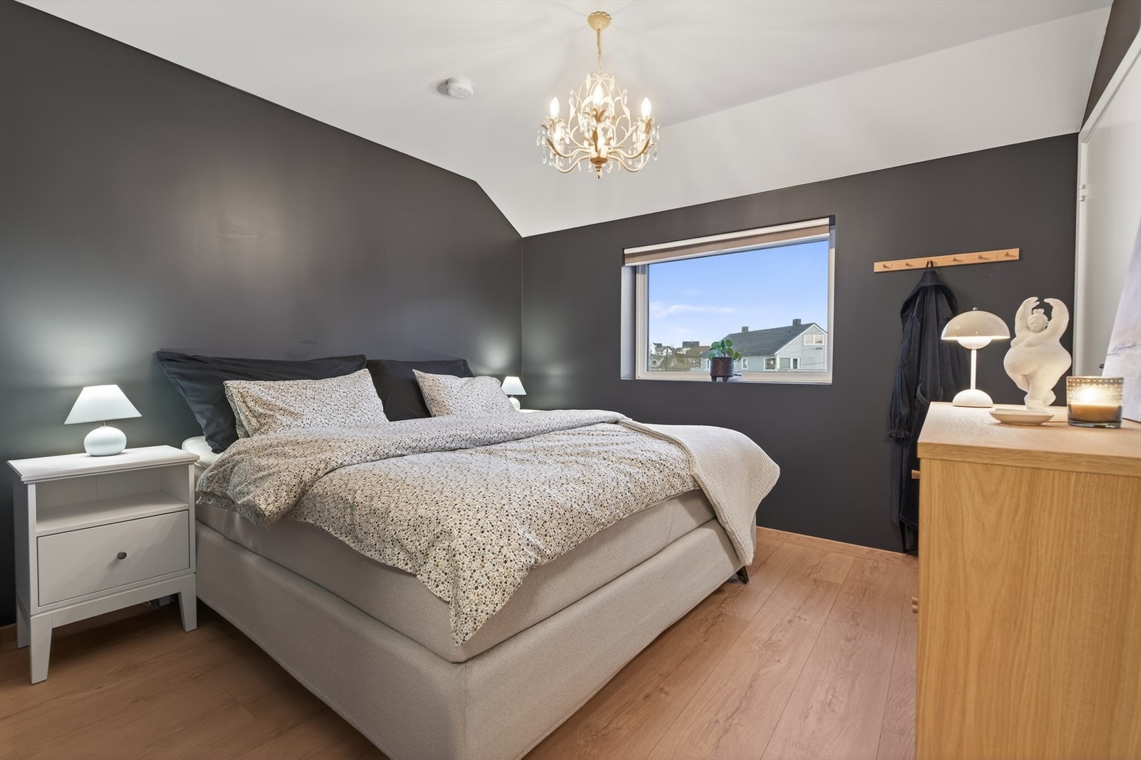 Hovedsoverommet har et elegant preg og god plass til stor seng og garderobeløsning Galleribilde