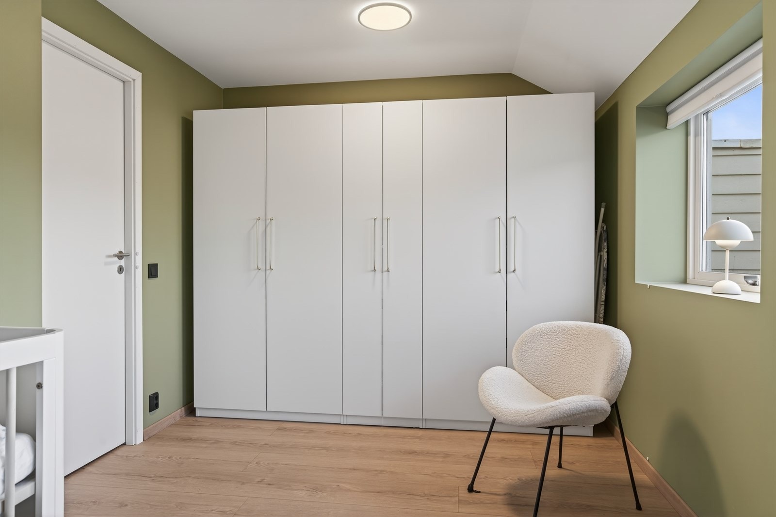 God plass til garderobeskap og øvrige møblement Galleribilde