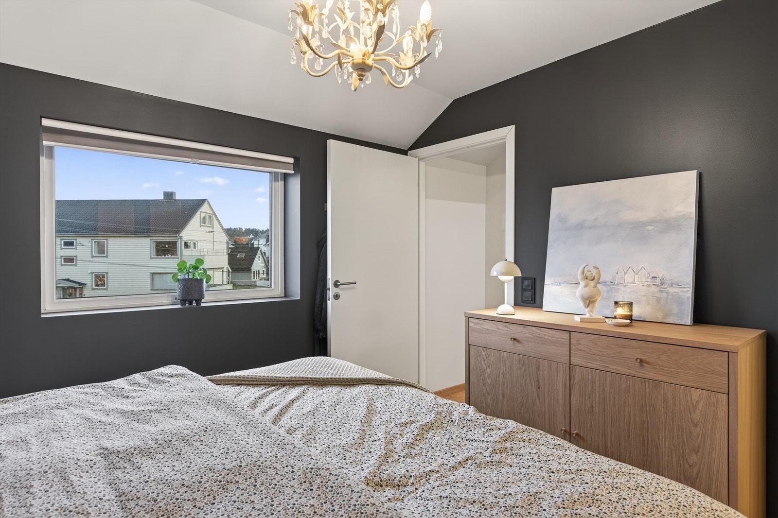 Fra hovedsoverommet kan man ta seg opp til boligens loftetasje, som i dag benyttes som walk-in garderobe Galleribilde