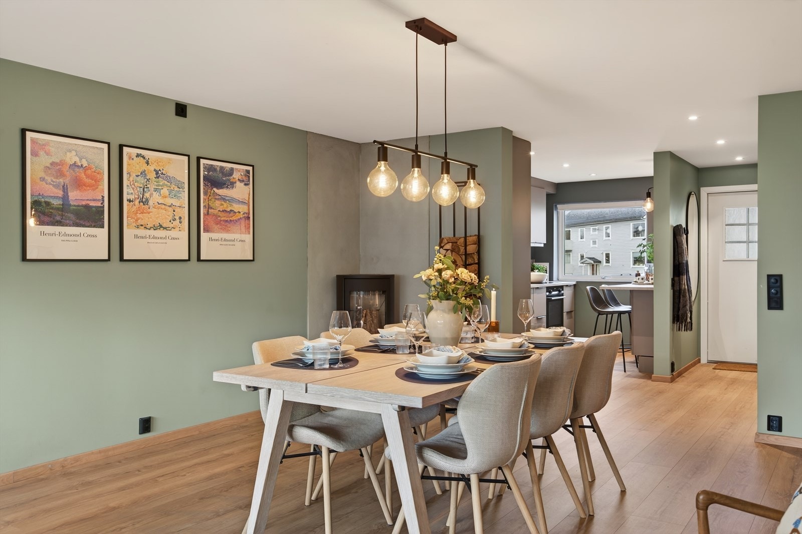 Boligen ble betydelig oppusset i 2021 og fremstår som svært velholdt, med et helhetlig uttrykk som vil falle i smak hos mange Galleribilde