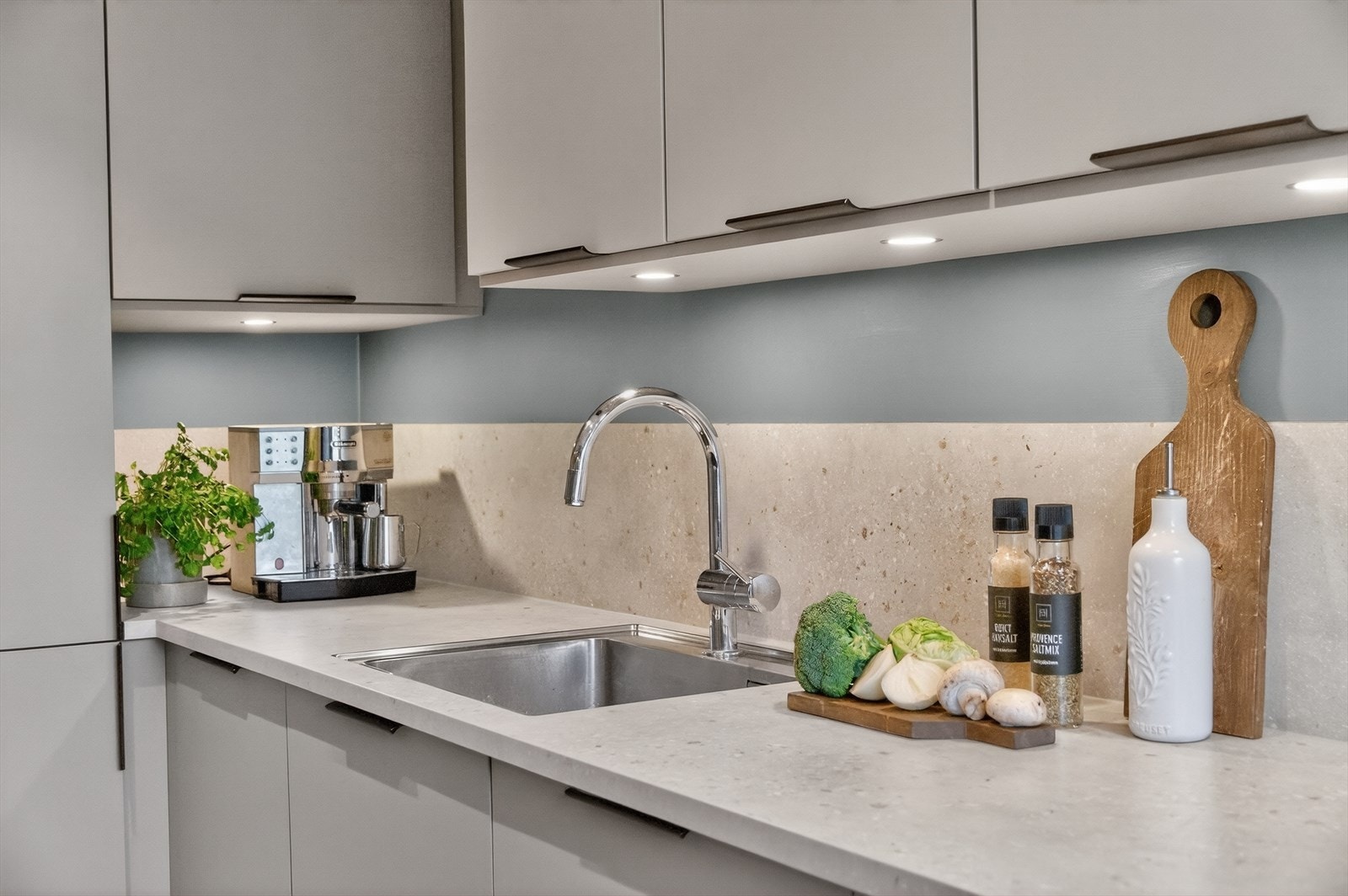 Her får du en svært funksjonell arbeidsplass, samtidig som kjøkkenet glir sømløst inn i boligens øvrige interiør Galleribilde