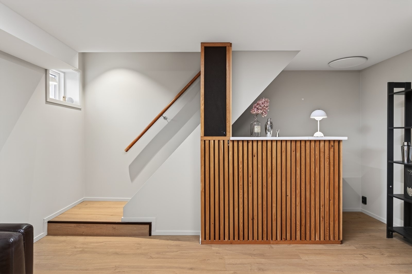 I tillegg rommer boligen et svært flott og innredet kjellerrom med egen bar - et unikt tilskudd som virkelig setter særpreg på hjemmet Galleribilde