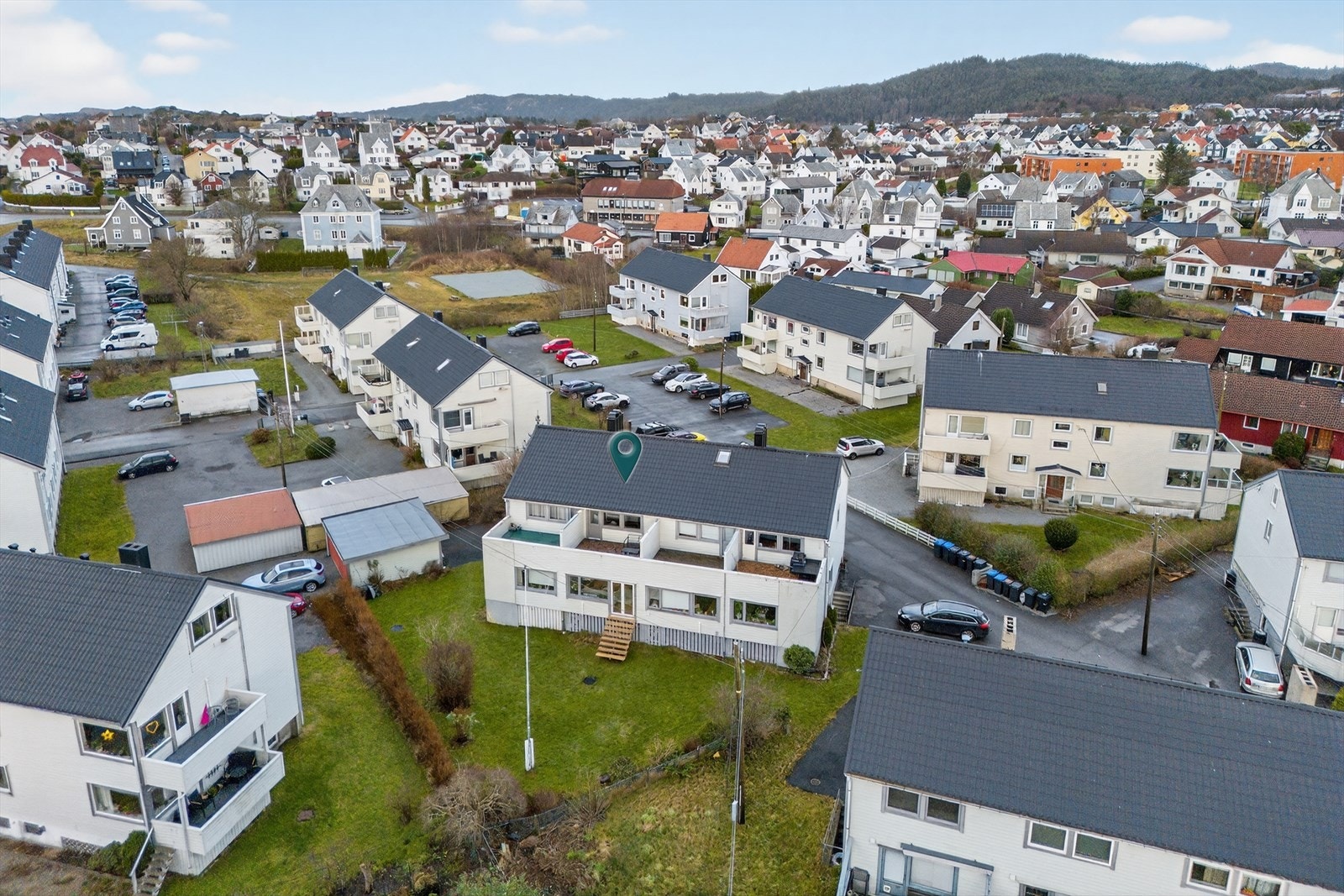 Her bor du i et etablert og attraktivt boligområde, med kort avstand til både sentrum, barnehager, skole og daglige fasiliteter Galleribilde