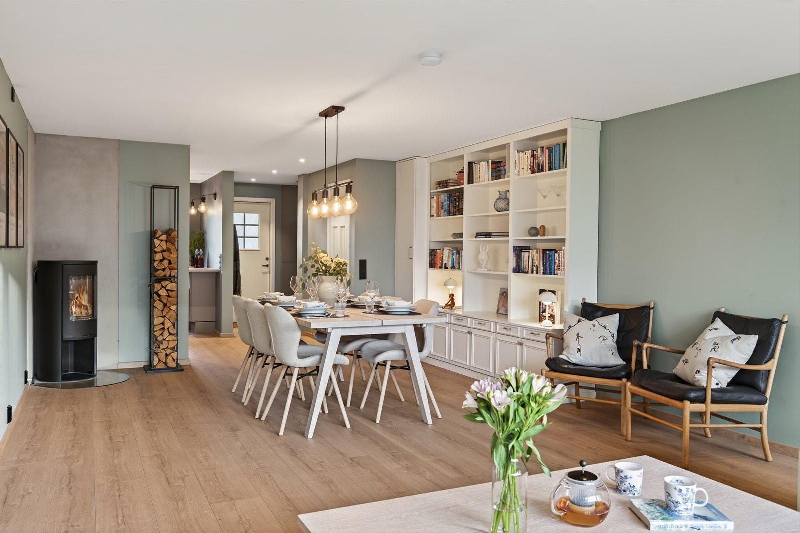 Den åpne løsningen skaper en naturlig flyt mellom sonene og inviterer til både hverdagshygge og større sosiale sammenkomster Galleribilde