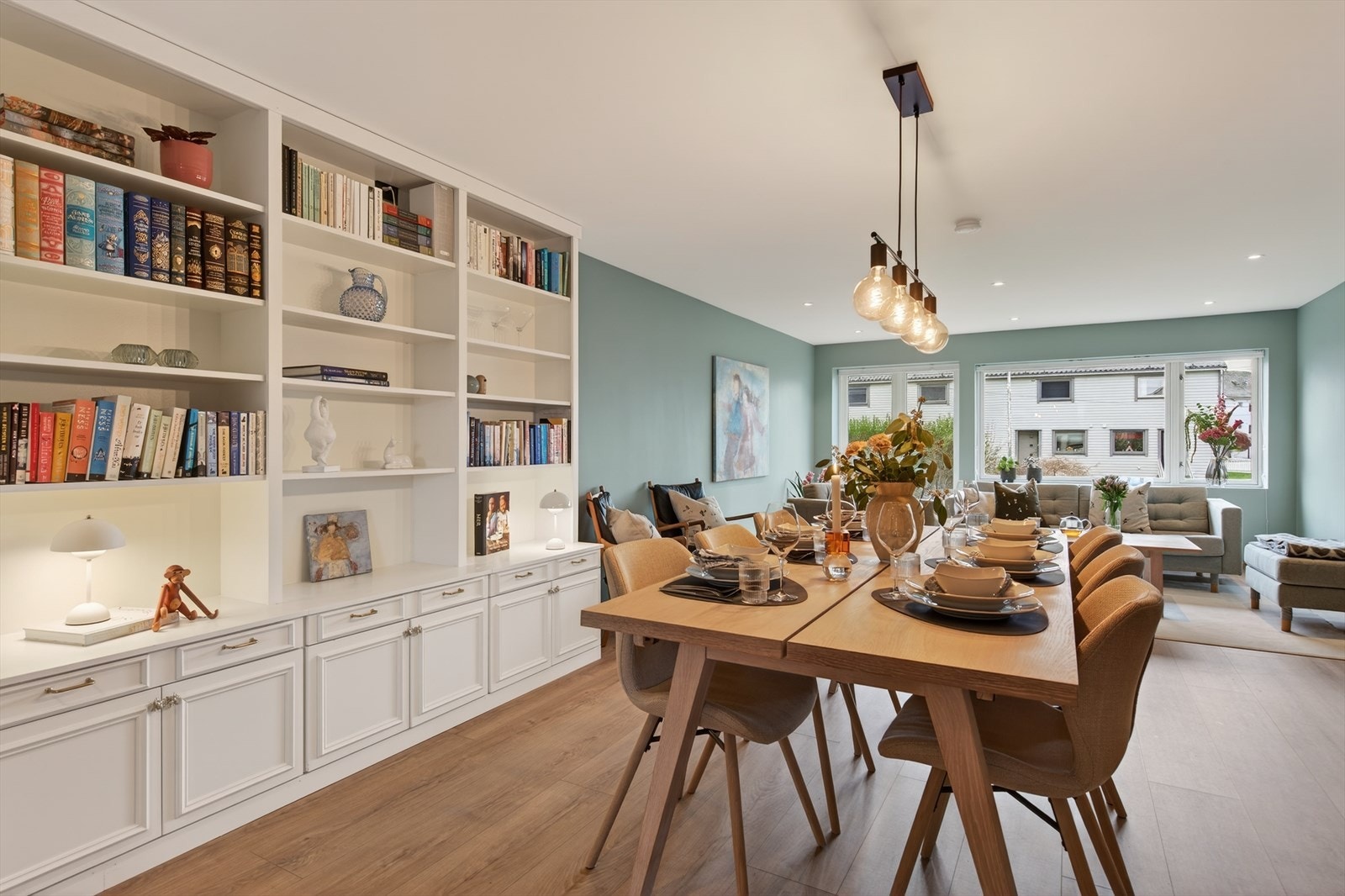 Stue og spiseområde er lyst, romslig og imponerende velproporsjonert, med store vindusflater som slipper inn rikelig med dagslys gjennom dagen Galleribilde