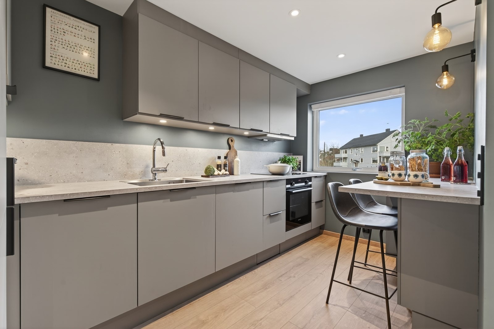 Det lekre HTH-kjøkkenet er et av hjemmets naturlige høydepunkter - smakfullt utført med moderne fronter, god arbeidsflate og integrerte løsninger Galleribilde