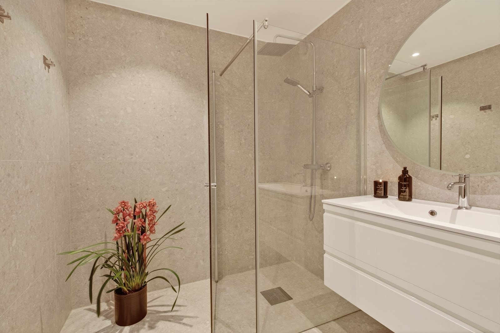 Baderommet er av god størrelse, og har mulighet for flere oppbevaringsmuligheter etter egent ønske Galleribilde