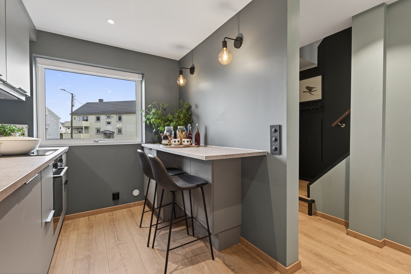 Den praktiske frokostbaren gir både ekstra arbeidsplass og et hyggelig sted for en rask kaffe eller et sosialt glass i godt selskap Galleribilde