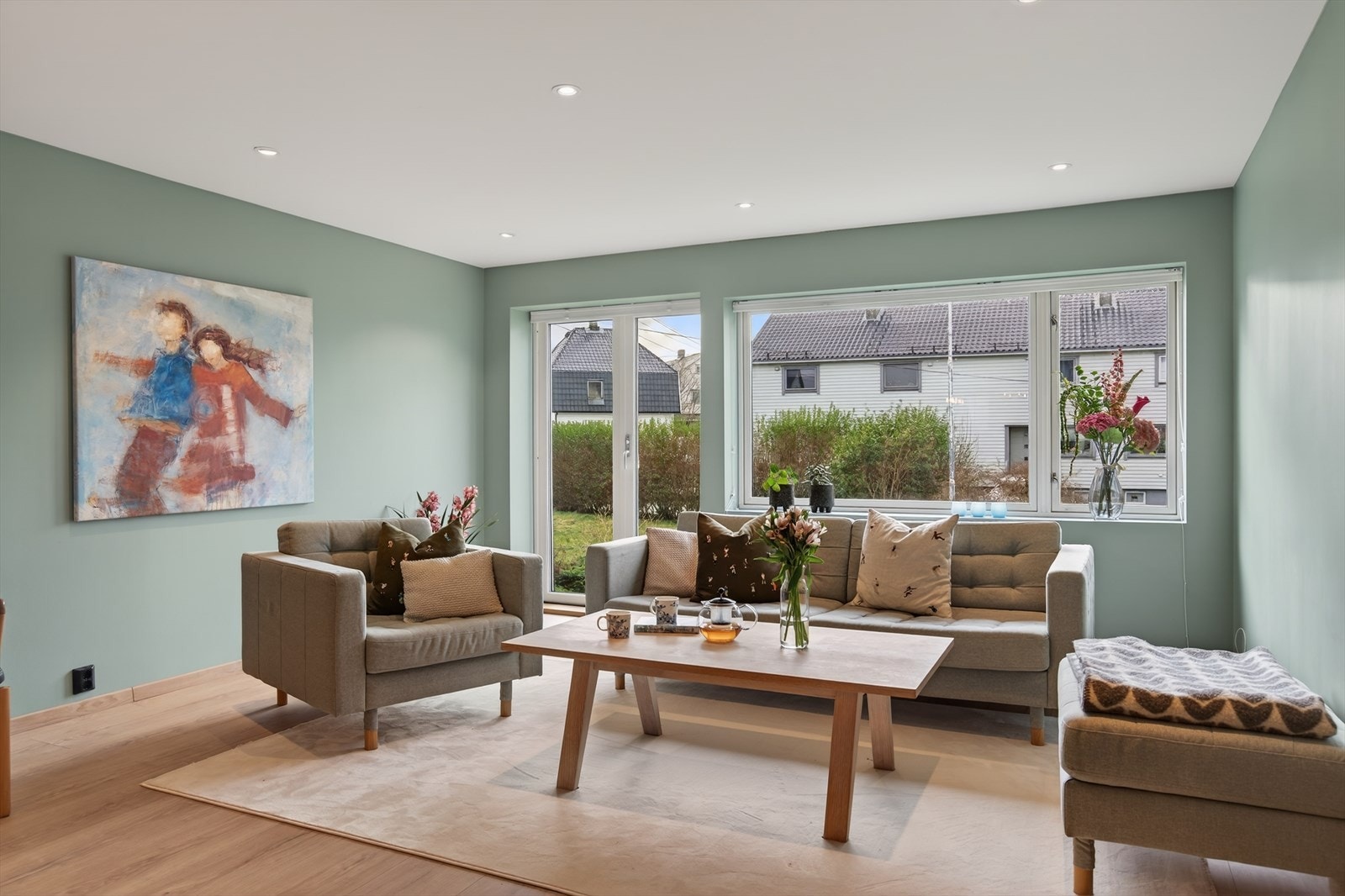 God plass til møblering. Fra stuen er det enkel adkomst til en avskjermet og solrik felles hage Galleribilde