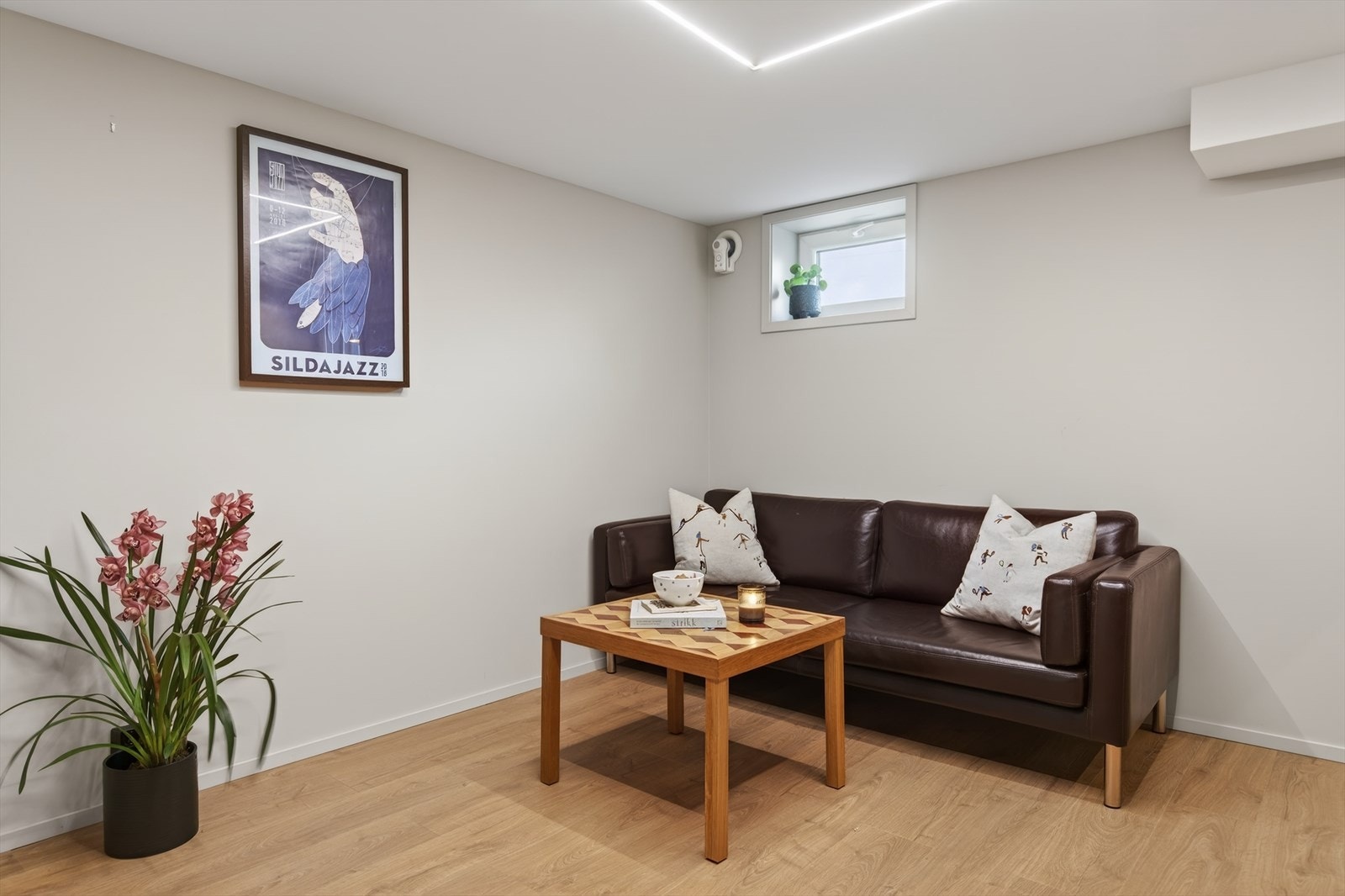 Dette gir mange bruksområder: hjemmekino, selskapsrom, gaming, hobbyrom eller gjesterom, helt etter behov Galleribilde