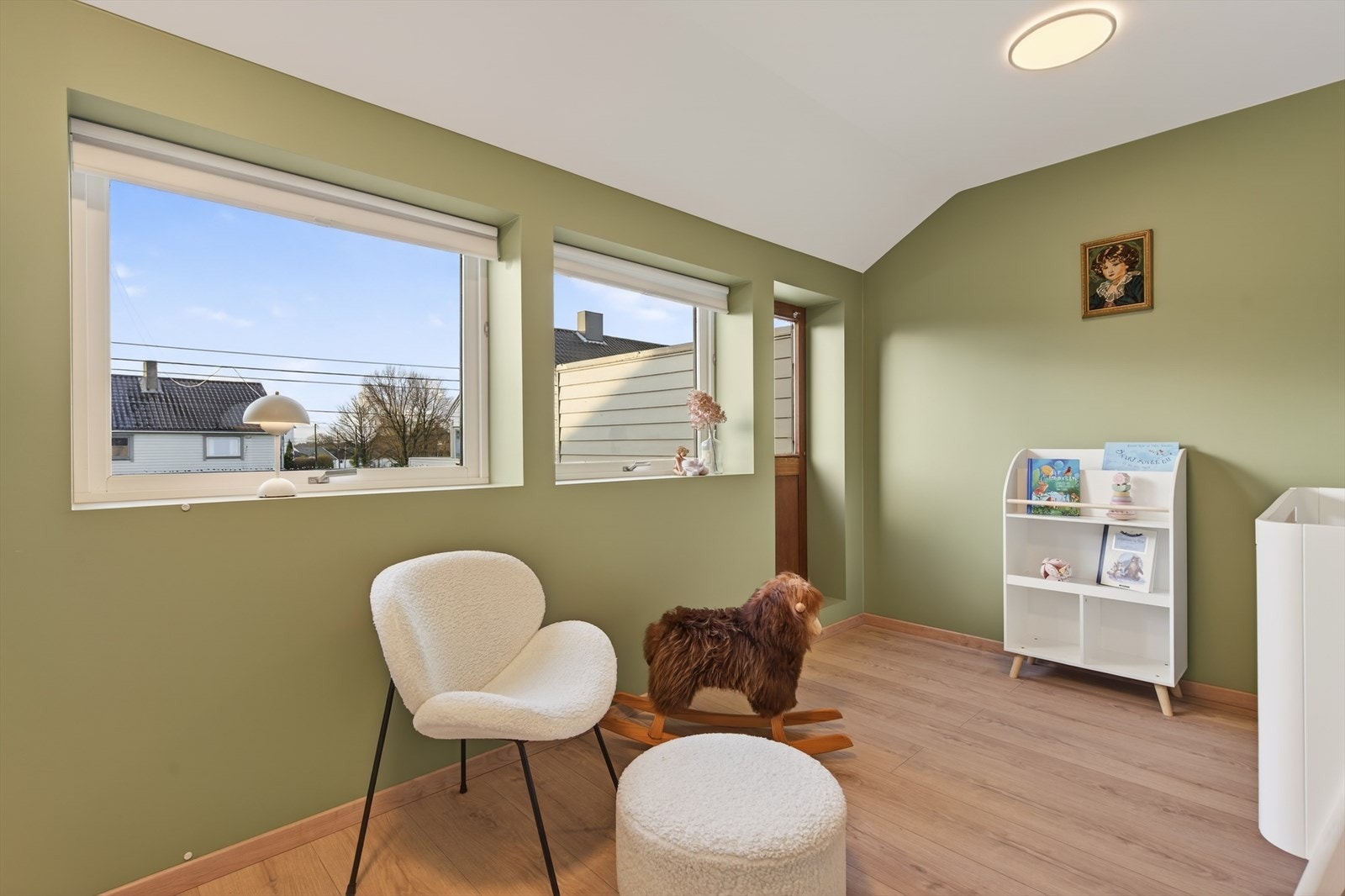 Soverom med gjennomgående pene overflater og lune fargetoner, direkte utgang til solrik terrasse Galleribilde