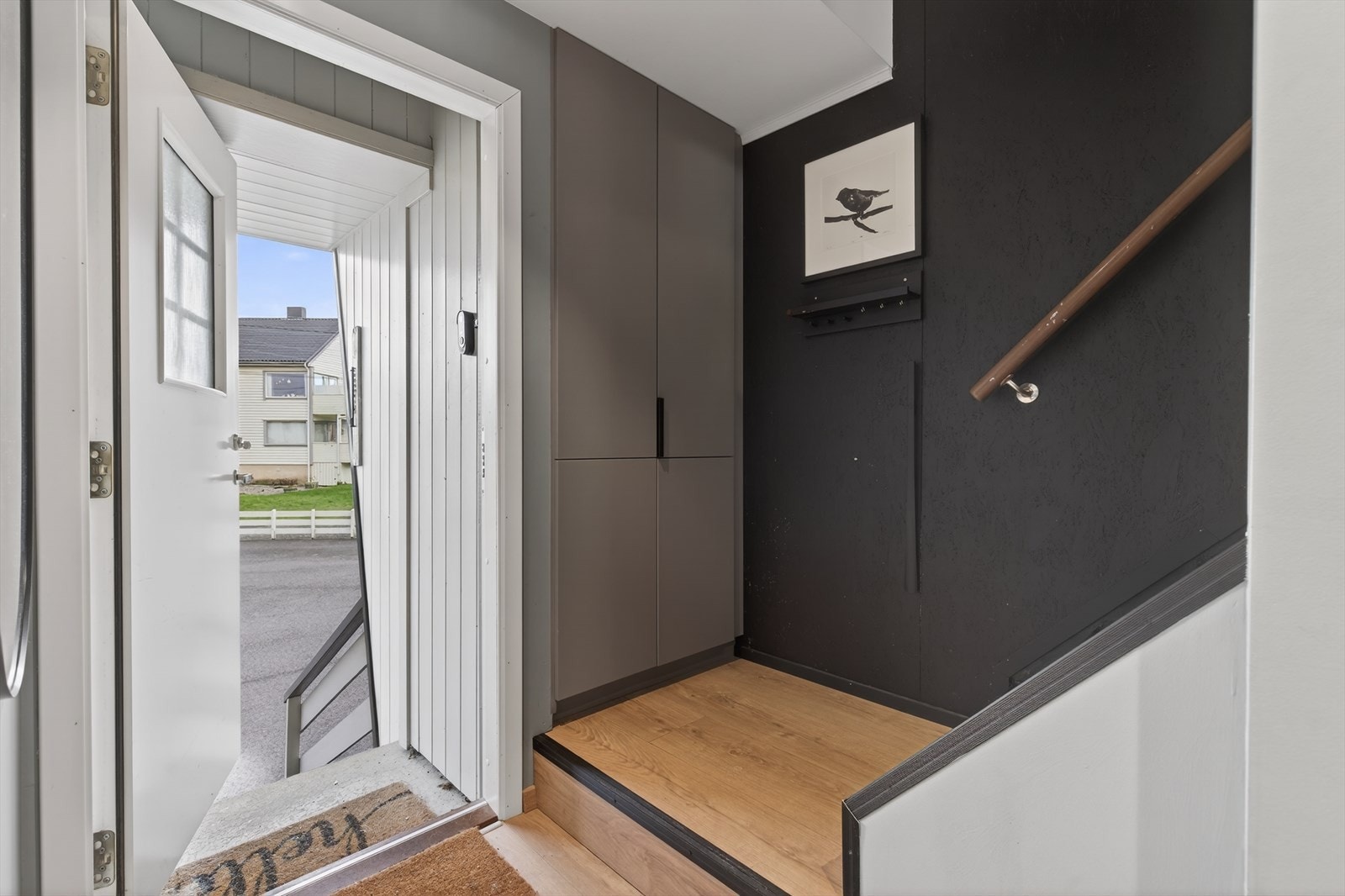 Entre, med praktisk plassbesparende klesskap- for oppbevaring av yttertøy Galleribilde