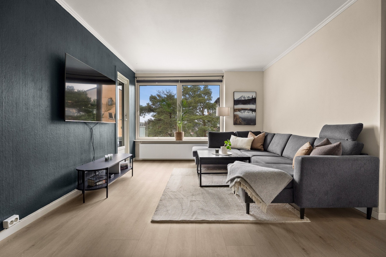 Stue på 26 kvm med store vinduer. Galleribilde