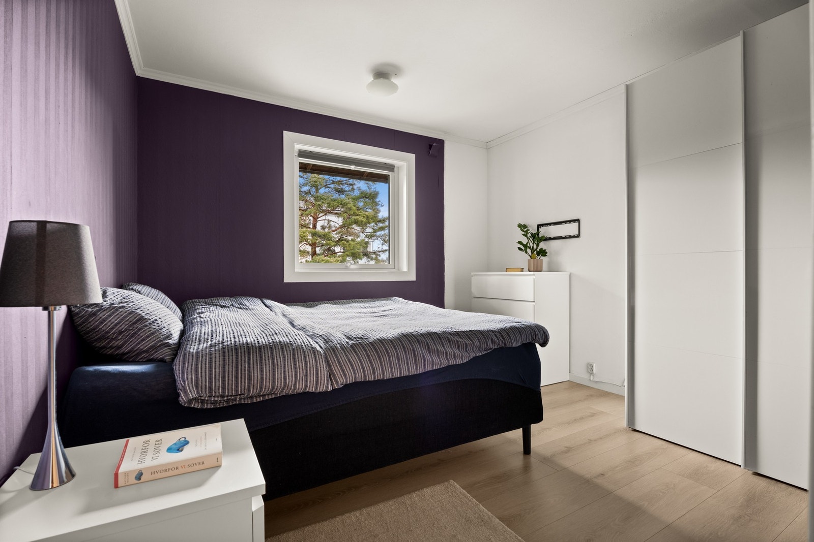 Pent hovedsoverom med god plass til skyvedørsgarderobe Galleribilde