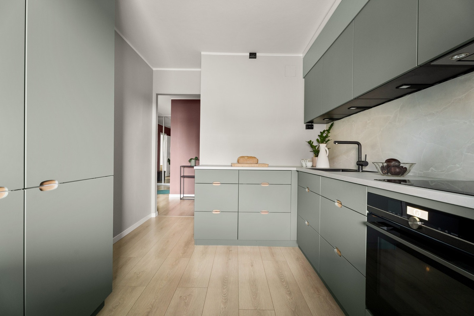 Kjøkkenet er moderne og har masse skap- og benkplass Galleribilde