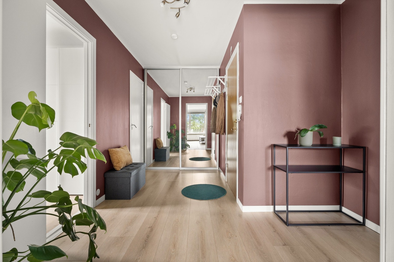 Romslig entré på over 10 kvm. Galleribilde