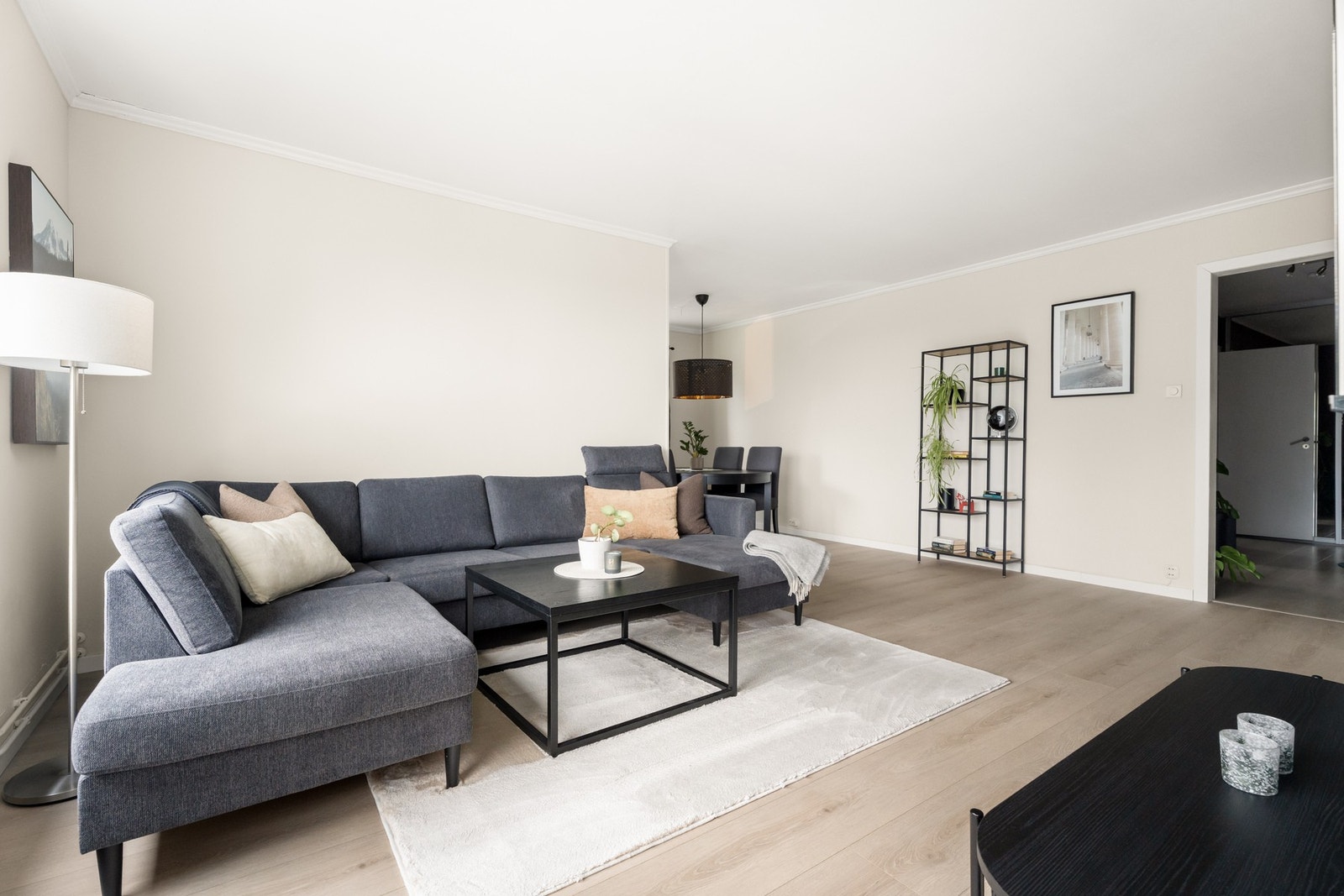 Her er det naturlig soner for sofa og spisebord Galleribilde