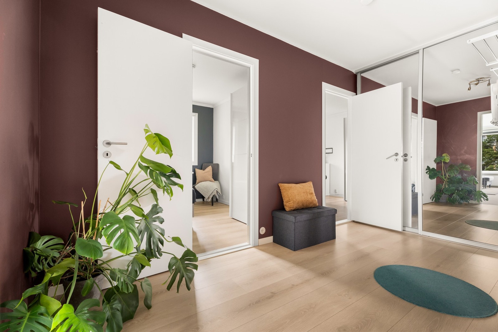 Her finner man skyvedørsgarderobe med speil og veggoppheng. Galleribilde