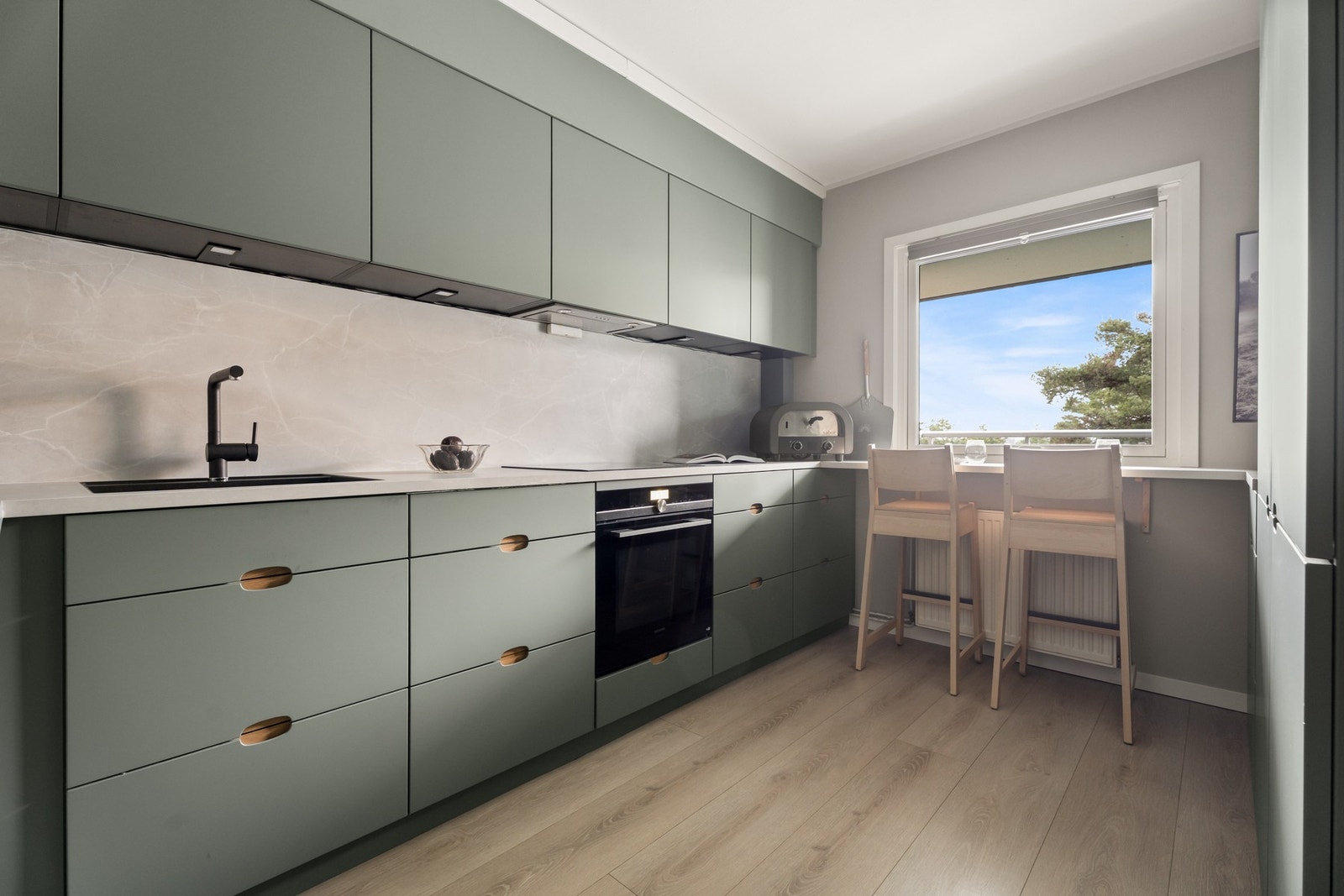 Det er integrert oppvaskmaskin, platetopp, stekeovn, kjøleskap og fryseskap Galleribilde