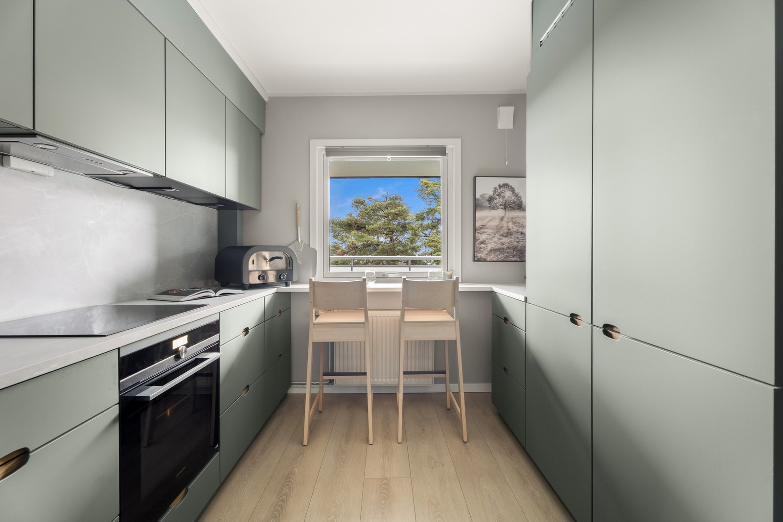 Kjøkken fra 2021 med slette fronter Galleribilde