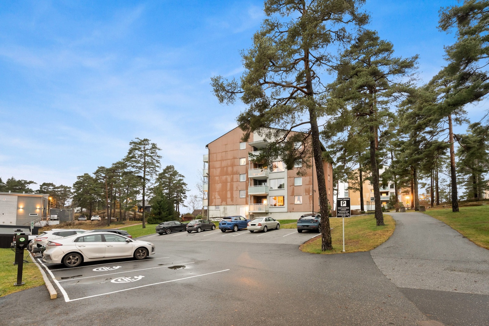 Felles parkeringsplass med ladestasjoner Galleribilde