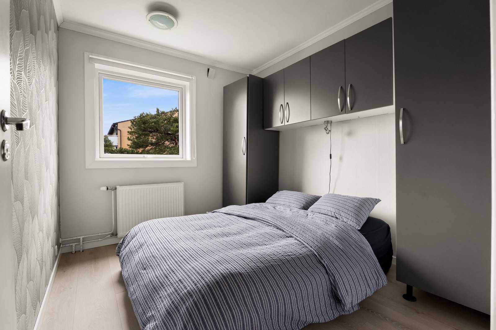 Smart løsning til garderobe gir plass til stor seng. Galleribilde