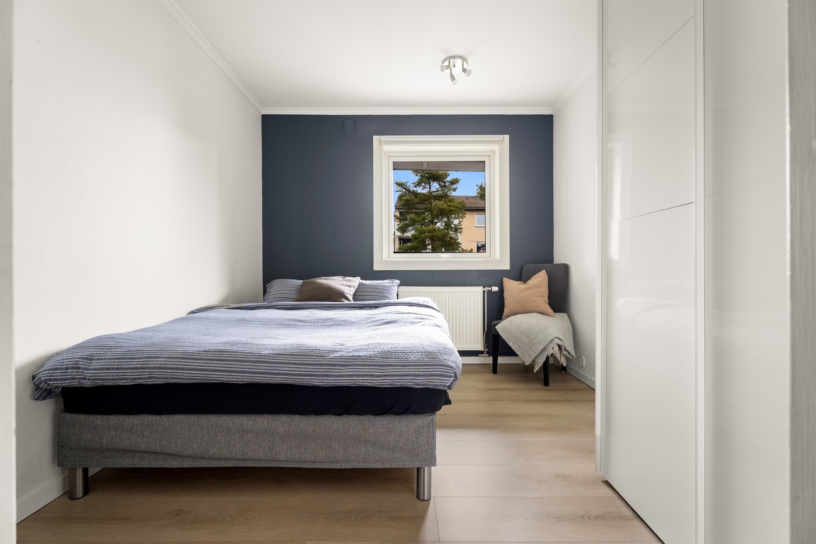 Kjennetegn på alle rom i leiligheten er mye lysinnslipp. Galleribilde