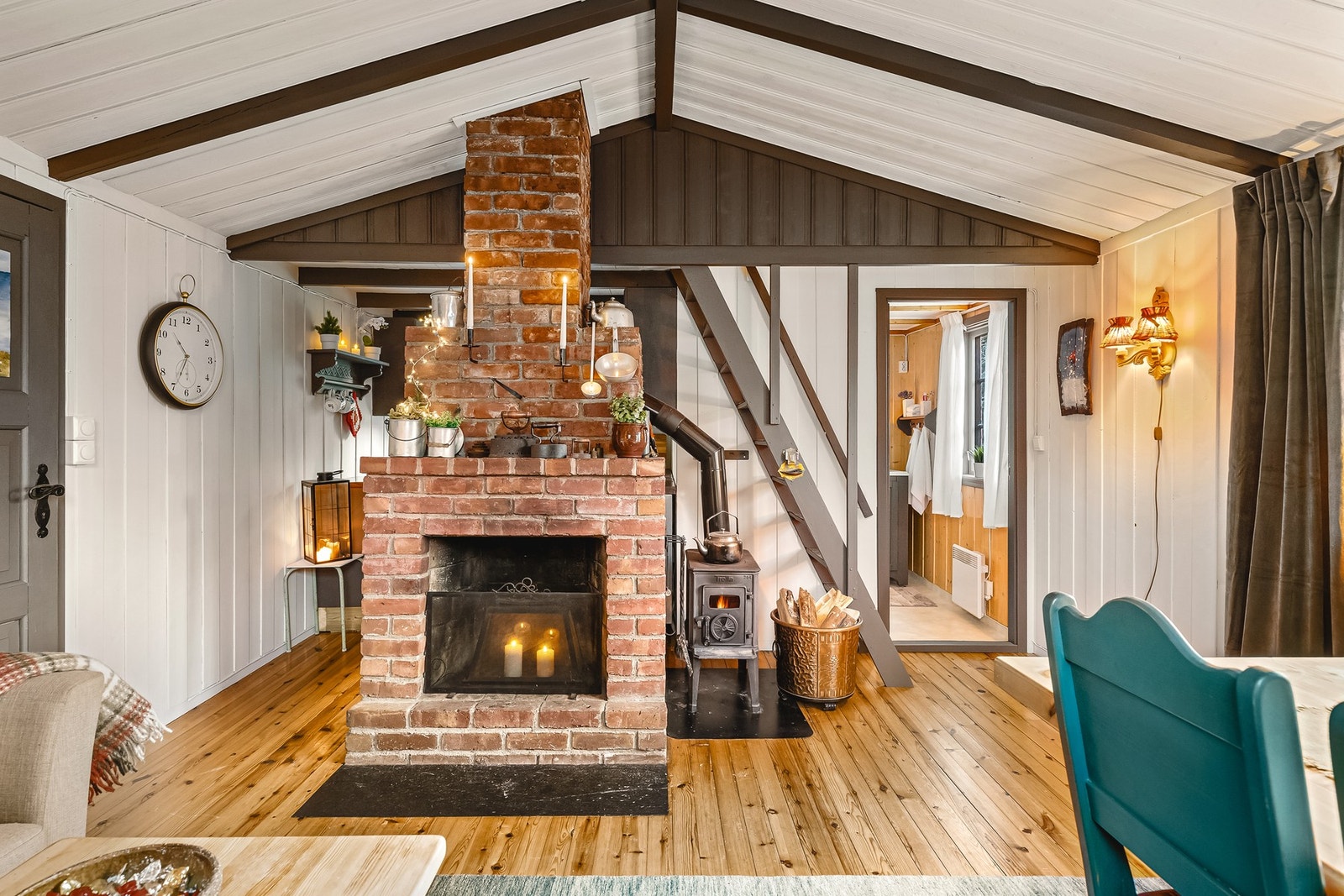 Peisen skaper en behagelig hyttefølelse. Galleribilde