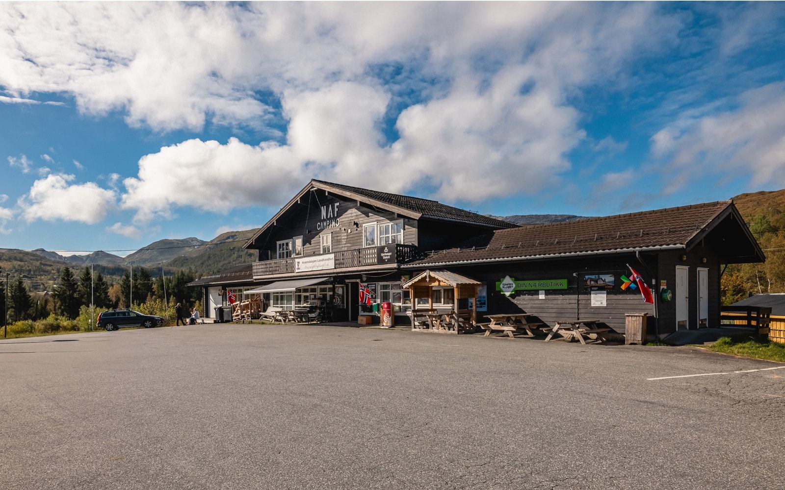 Kvamskogen Landhandleri ligger ca. 10 minutters gange fra hytten og er åpent hver dag. Galleribilde