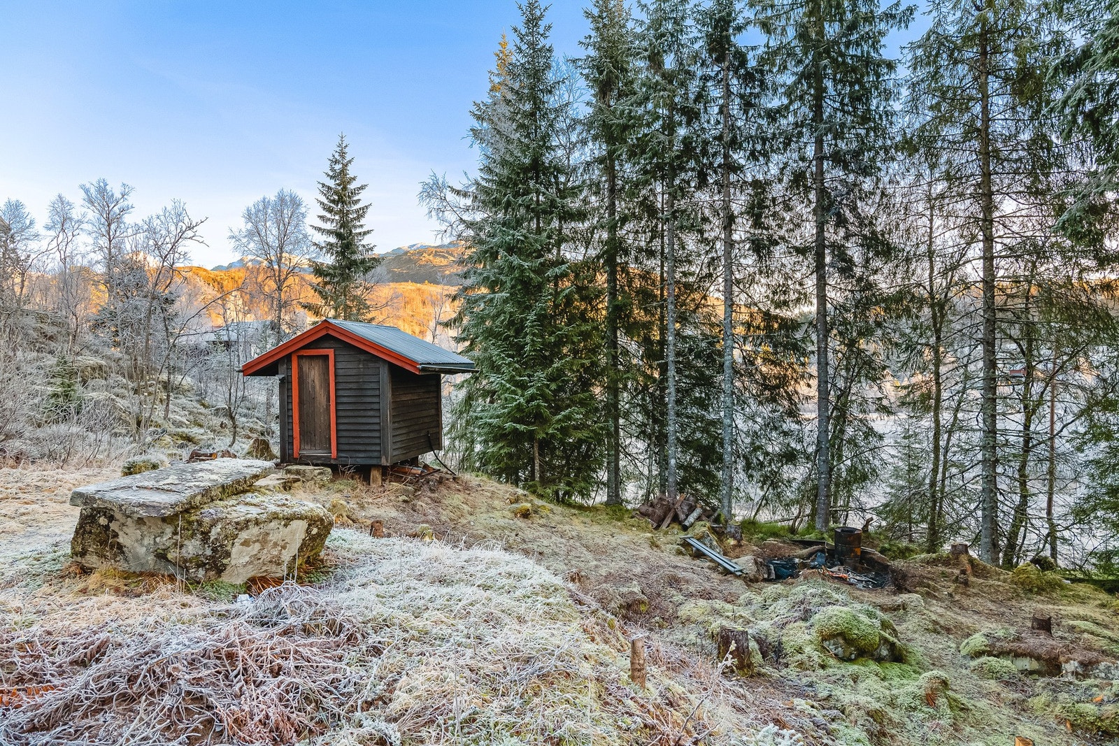 Området har preparerte skiløyper i umiddelbar nærhet, og fra hytten kan man enkelt ta seg rett ut i løypenettet. Galleribilde