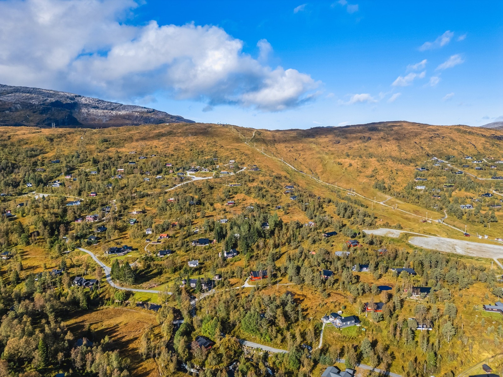 Med sin flotte beliggenhet, nærhet til alpinanlegg, skiløyper og servicetilbud, fremstår Furedalen 27 som et utmerket valg for deg som ønsker en hytte med gode kvaliteter og helårsbruk på Kvamskogen. Galleribilde