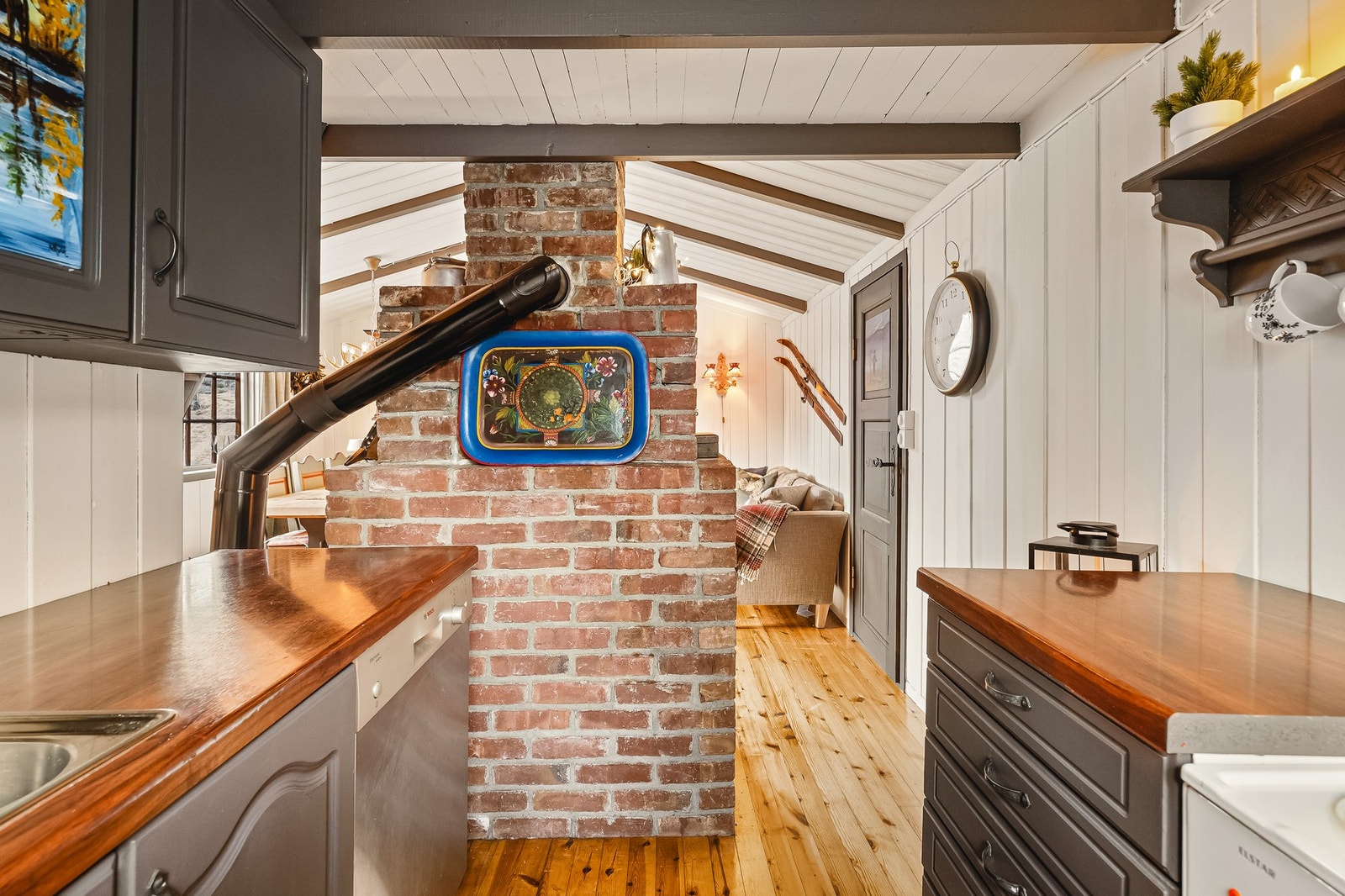 Det er godt med arbeids- og oppbevaringsplass. Galleribilde