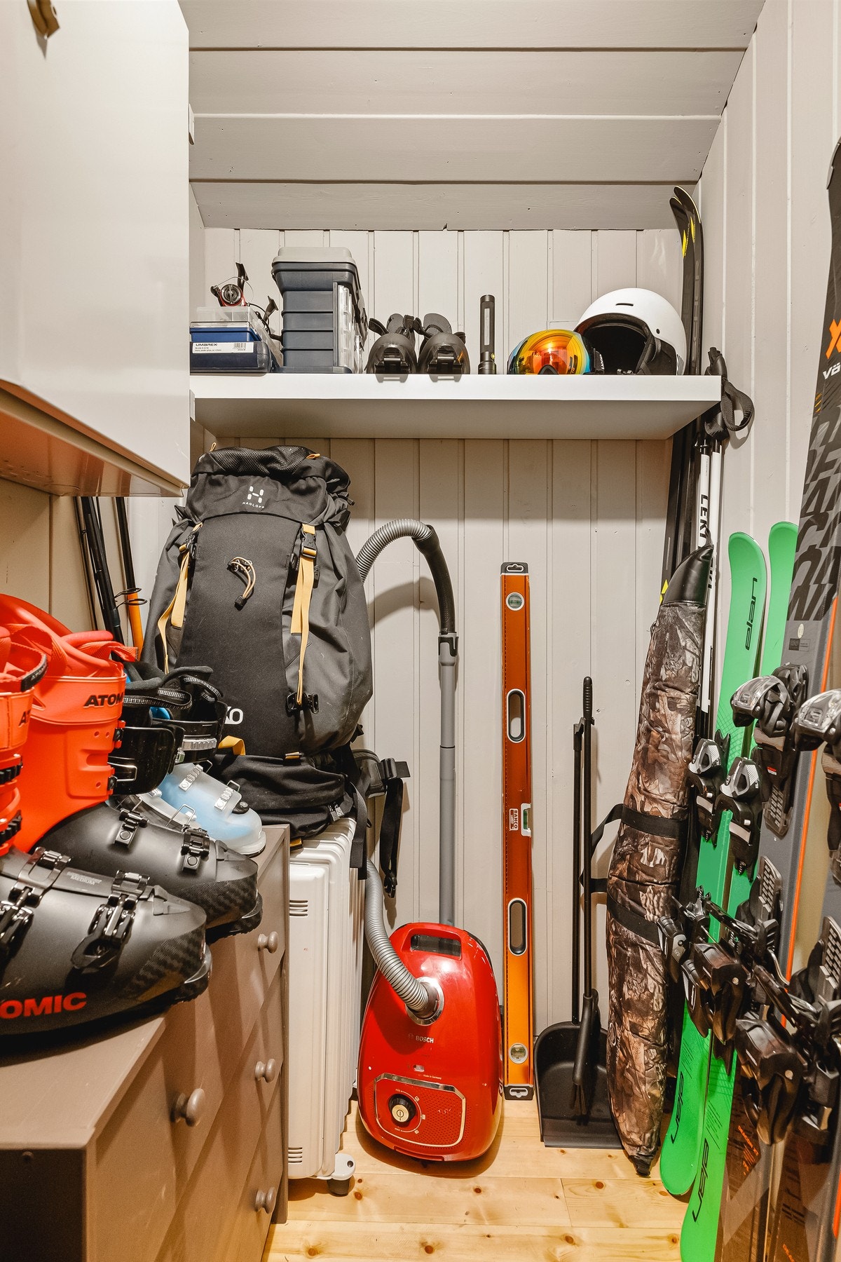 Bod tilknyttet gang som er perfekt for oppbevaring av yttertøy, sko og ski. Galleribilde