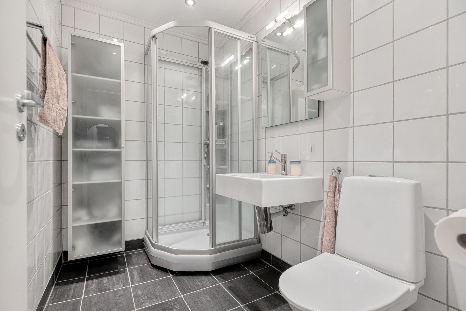 Pent flislagt bad Galleribilde