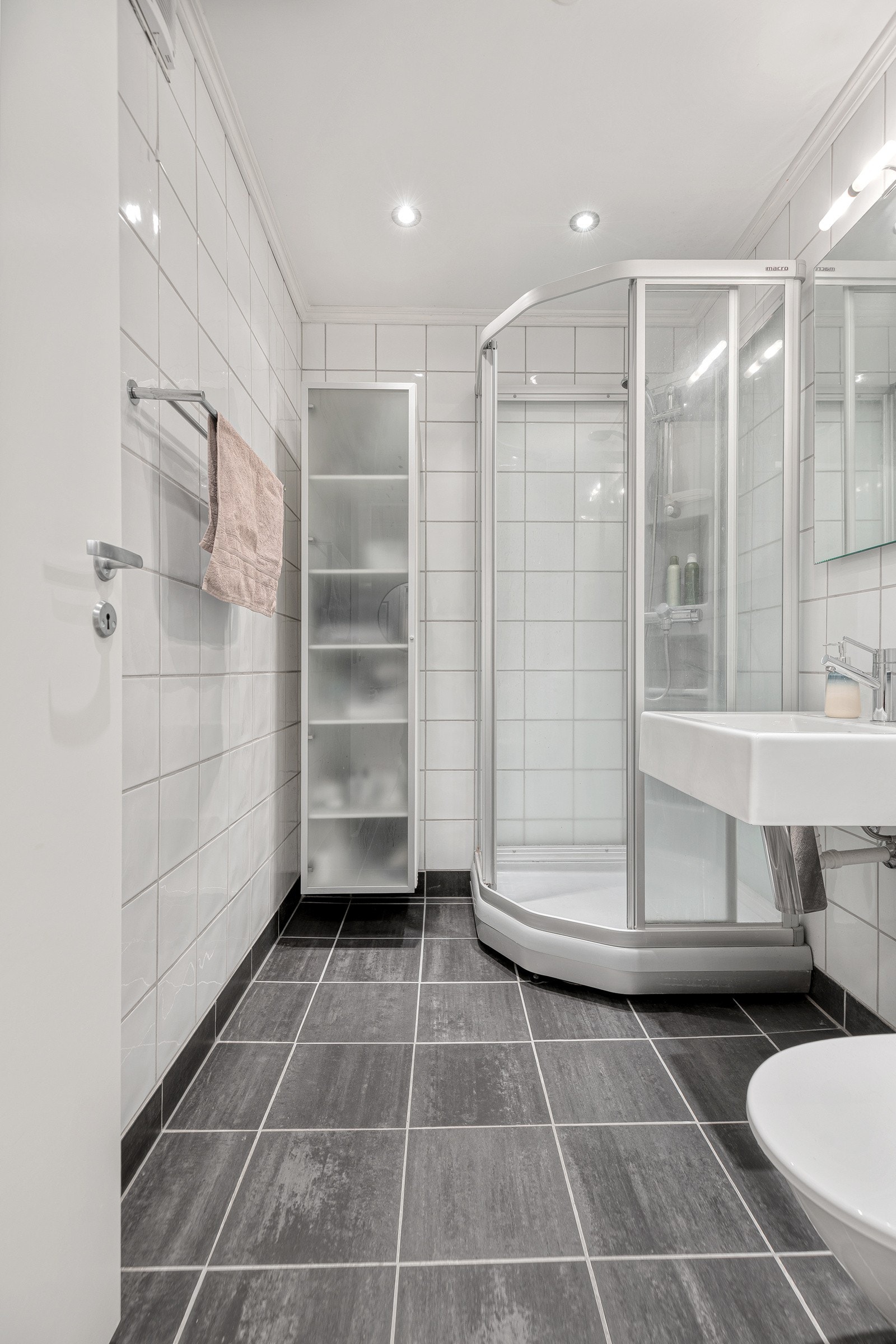 Pent flislagt bad Galleribilde