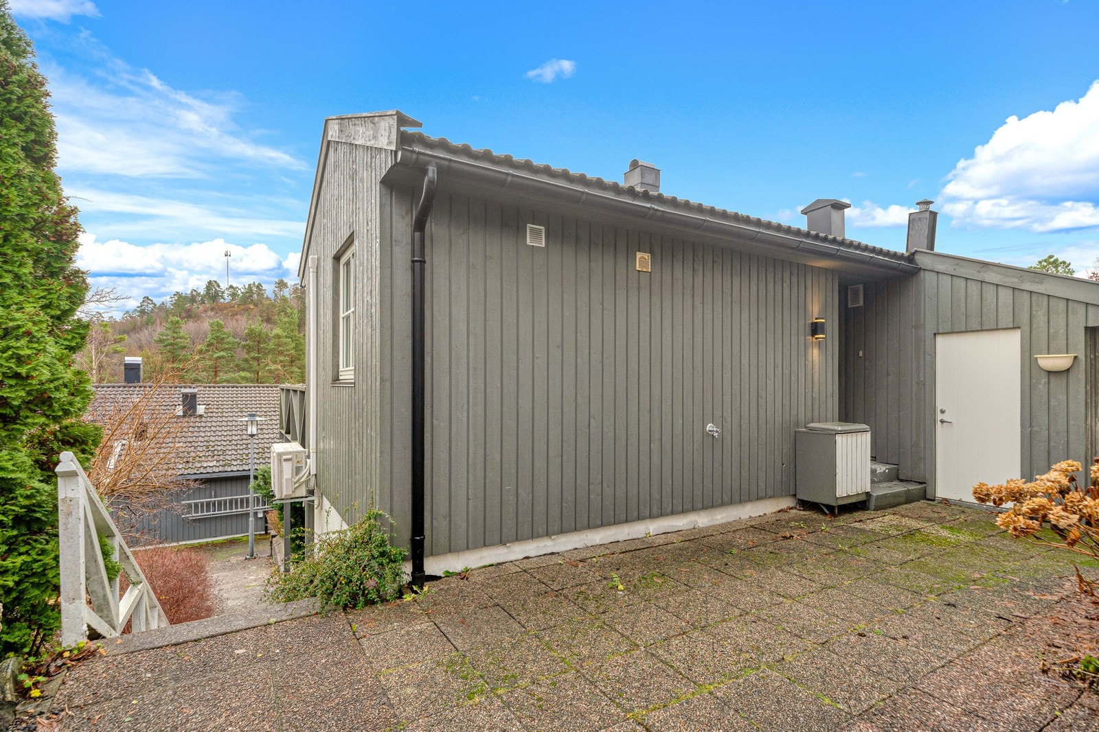 Inngangsparti 1. etg. med utvendig bod. Galleribilde