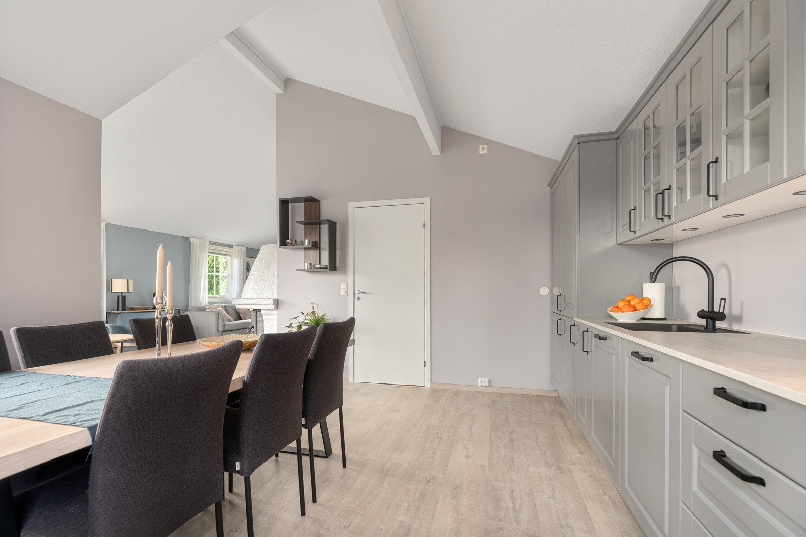 Pent nyere (2021) kjøkken fra Strai med god benke/skapplass Galleribilde