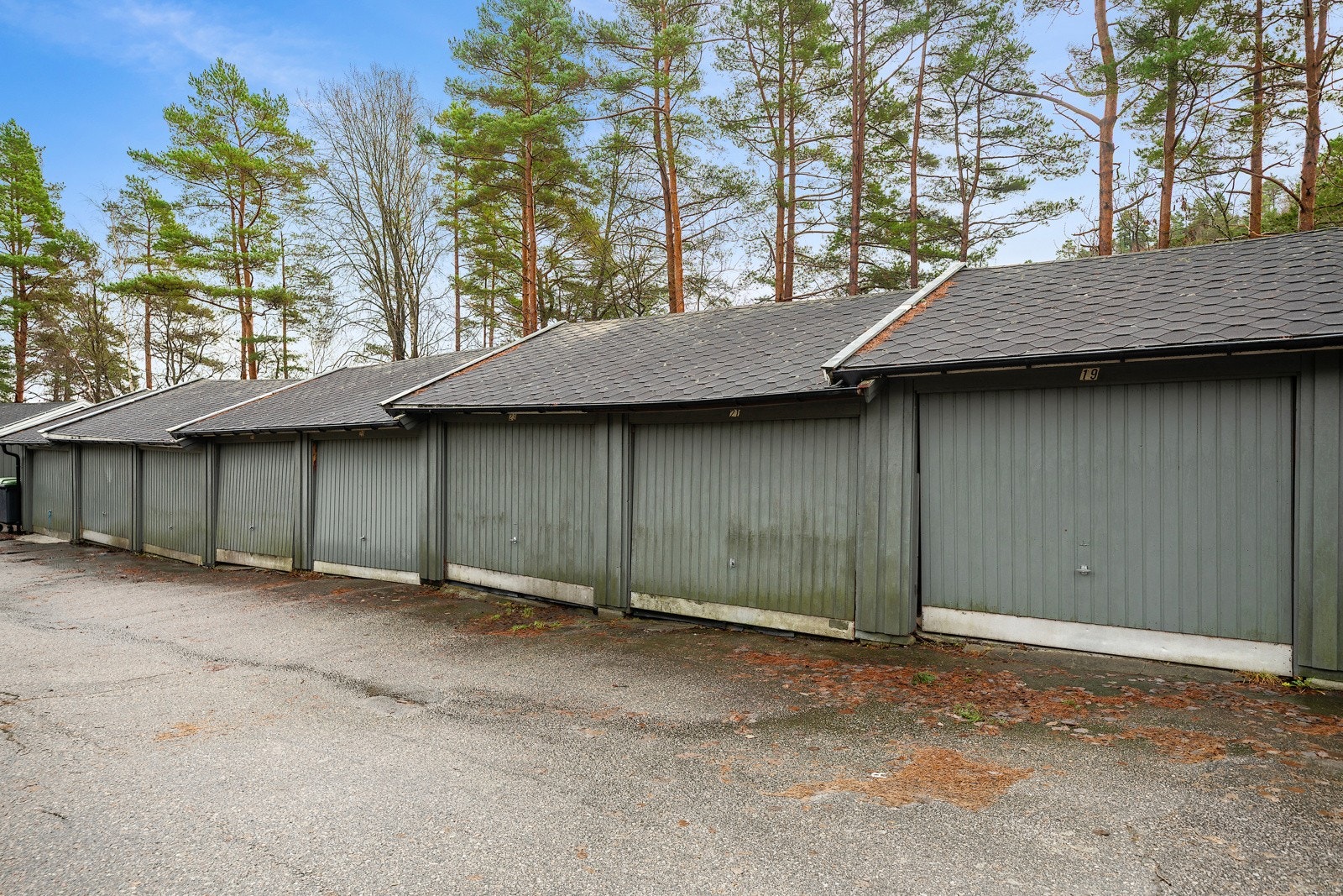 Garasje i rekke med elbil-lader Galleribilde