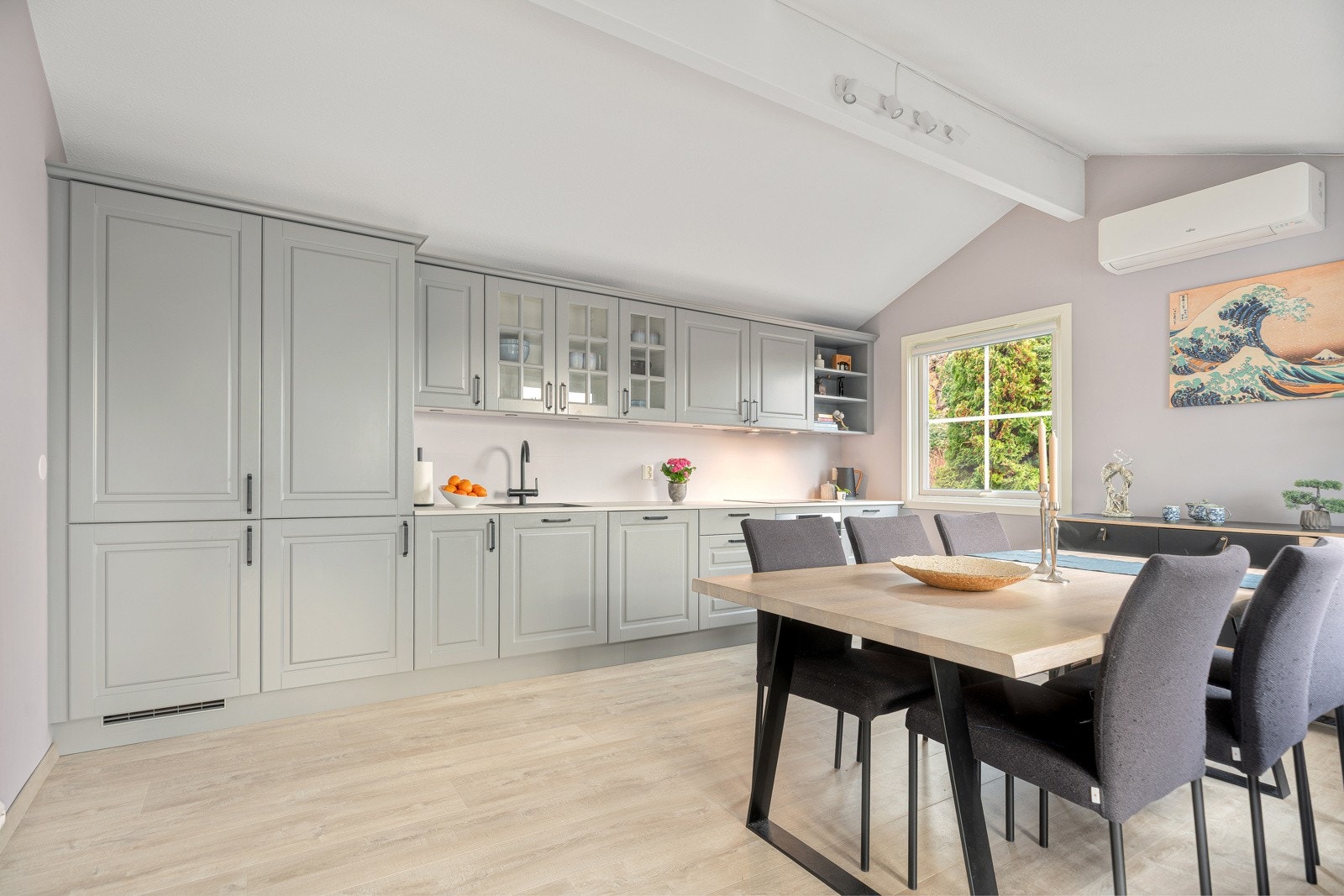 Pent nyere (2021) kjøkken fra Strai med god benke/skapplass Galleribilde