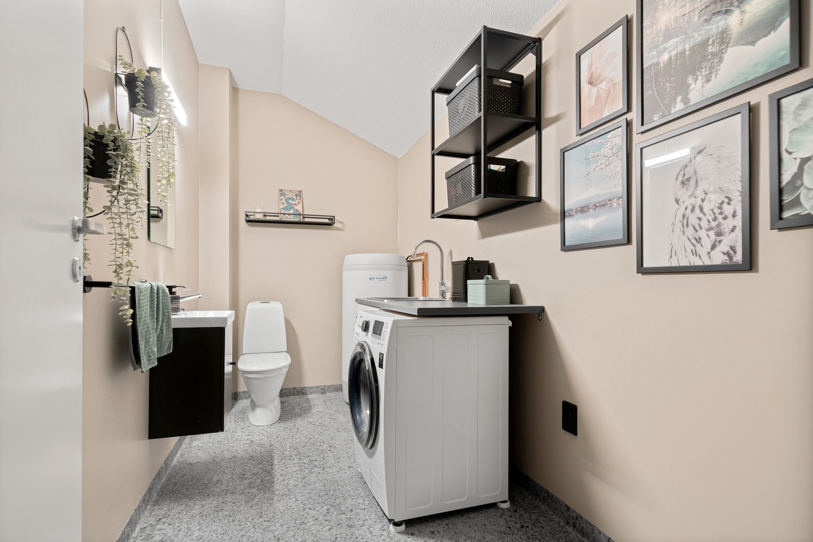 Eget vaskerom med ekstra toalett/vask, pusset opp i 2022 Galleribilde