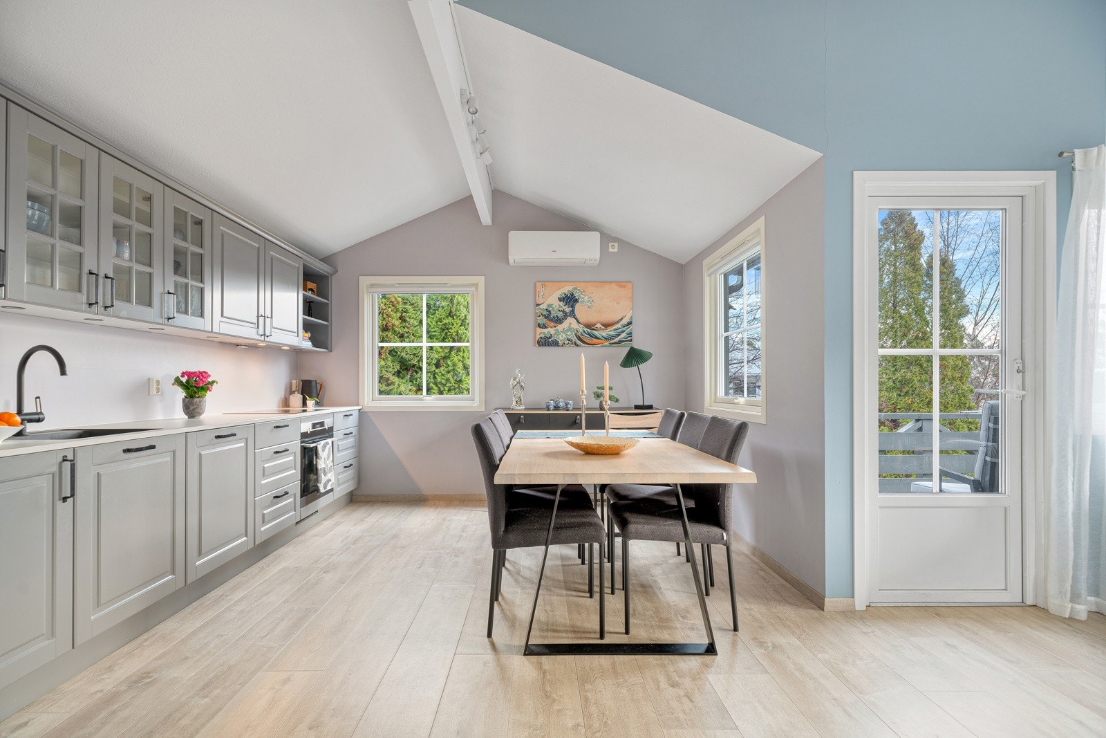 Pent nyere (2021) kjøkken fra Strai med god benke/skapplass Galleribilde