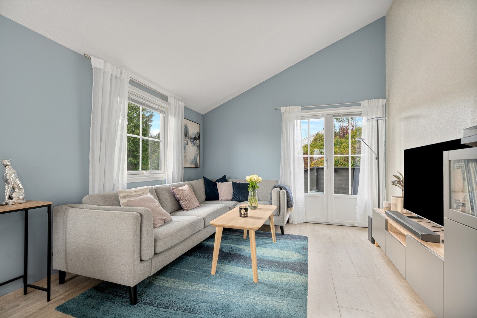 Fra stuen er det utgang til stor terrasse Galleribilde