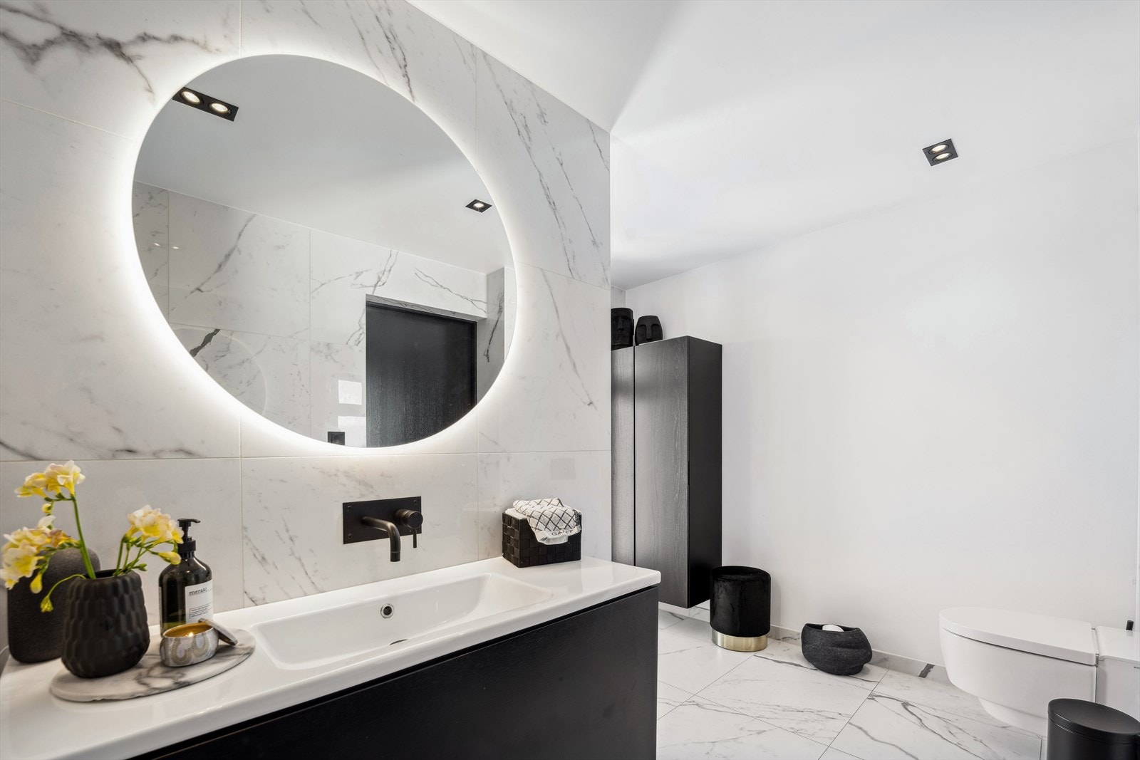 Badet har dusjnisje, baderomsinnredning og wc med spylefunksjon Galleribilde