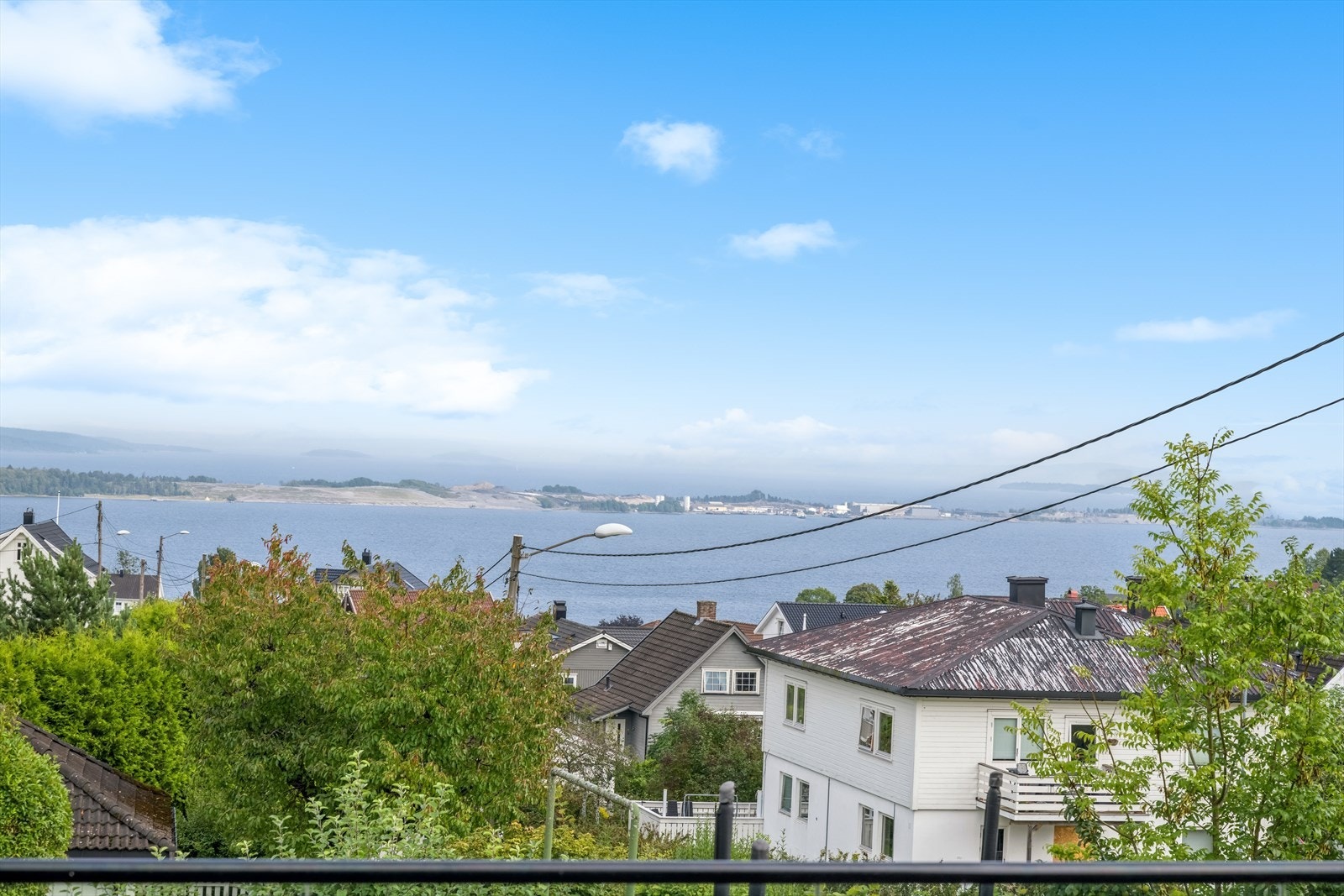 Boligen har en flott beliggenhet med nydelig sjøutsikt. Her fra terrassen i 2.etg Galleribilde