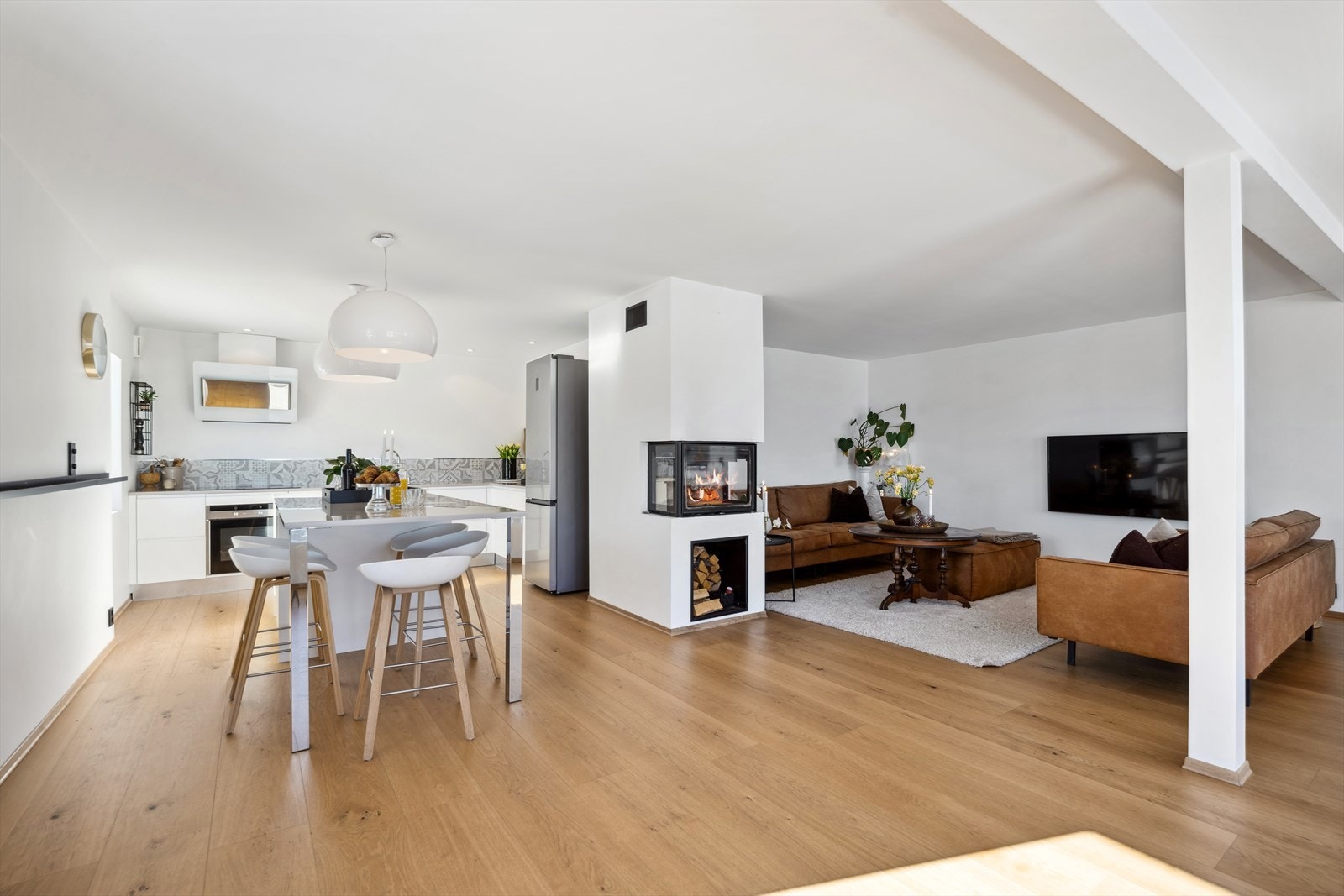 Moderne kjøkken med integrert komfyr, platetopp og oppvaskmaskin. Galleribilde