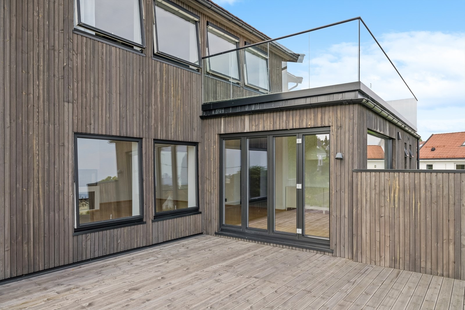 Flott terrasse i 1.etg. med nydelig utsikt Galleribilde